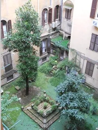 Inner courtyard view in b&b Gio Colosseo - Celio