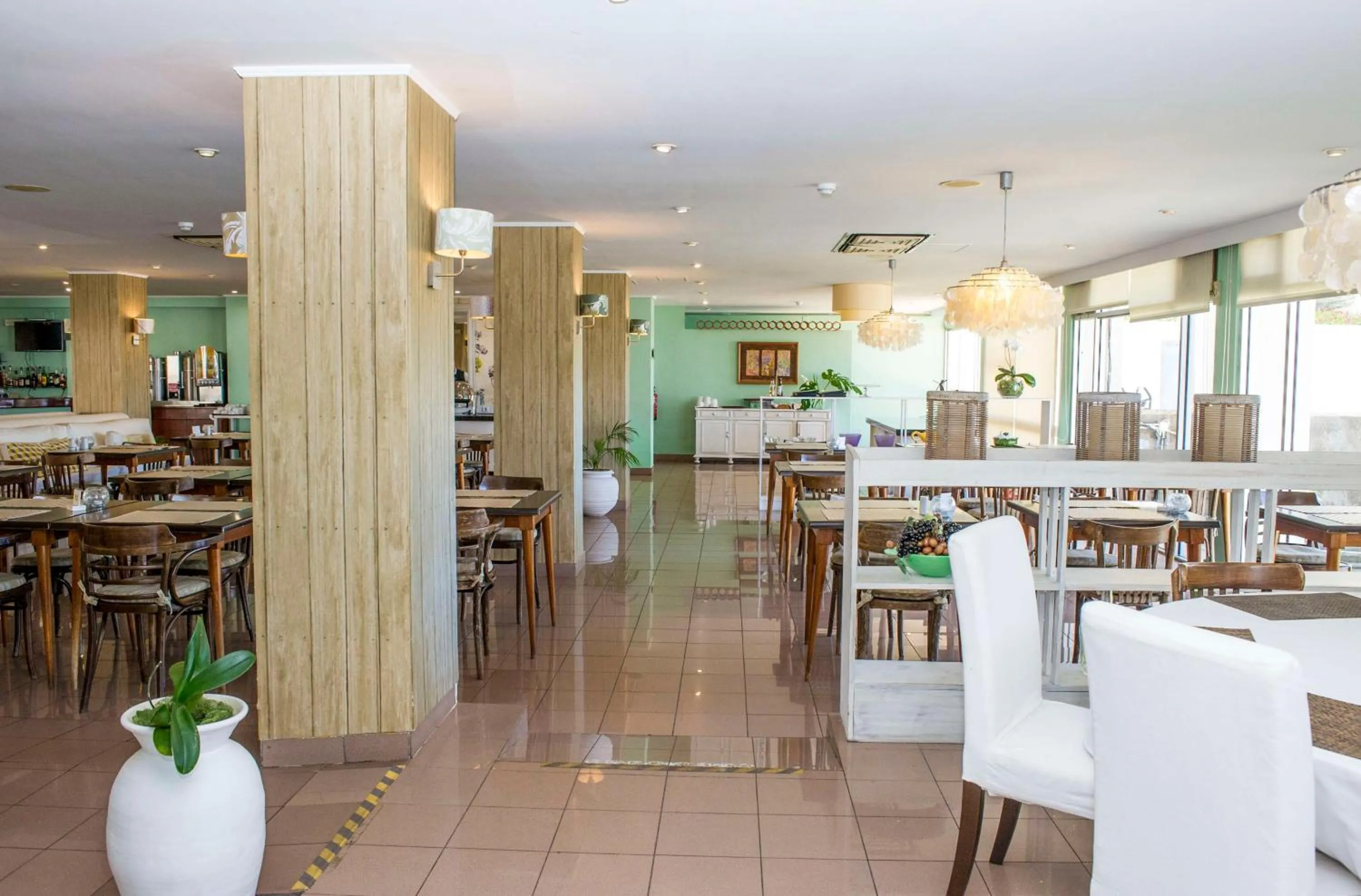Restaurant/places to eat in Florasol Residence Hotel - Dorisol hotels