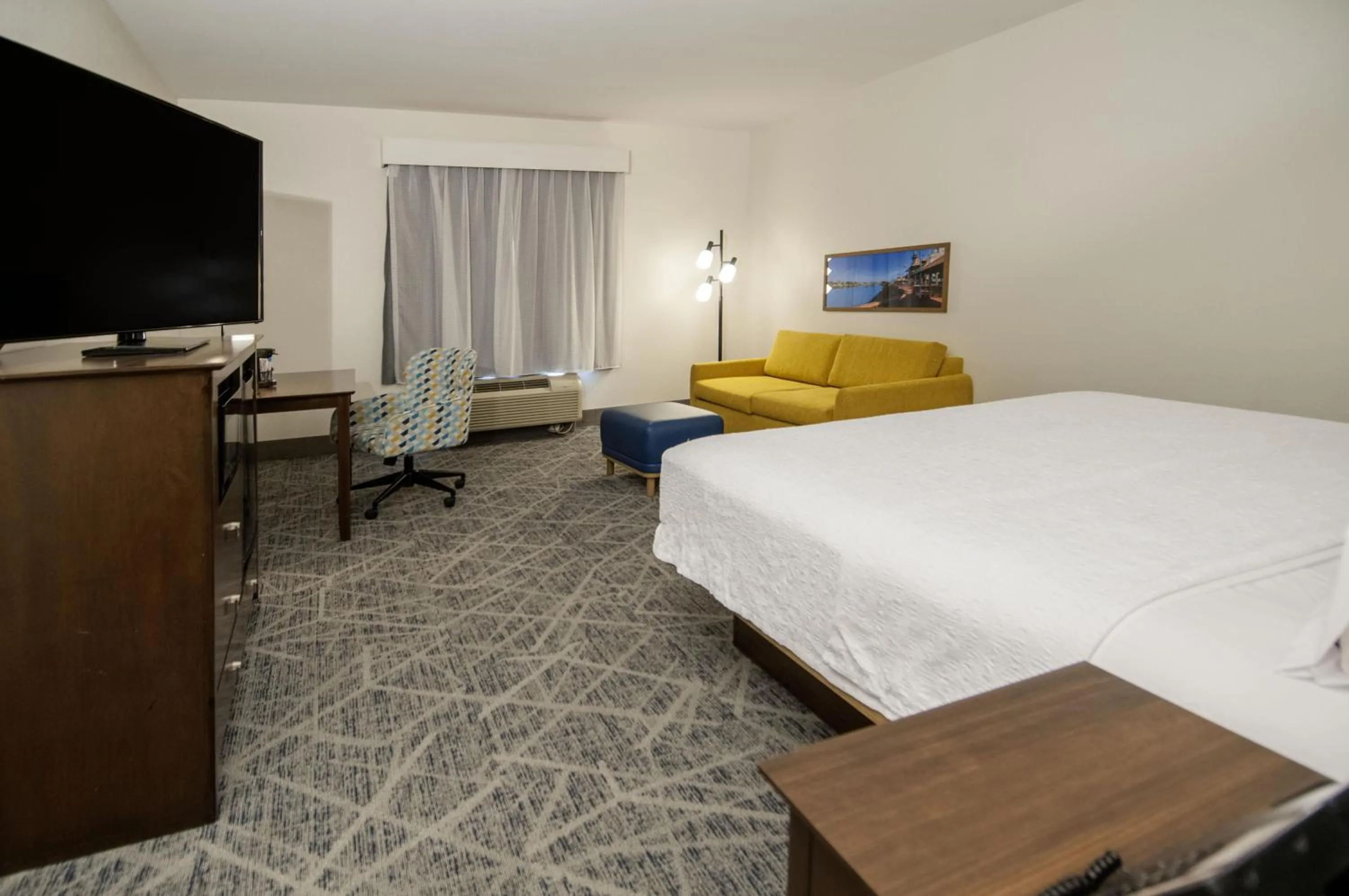 Living room, Bed in Hampton Inn West Monroe