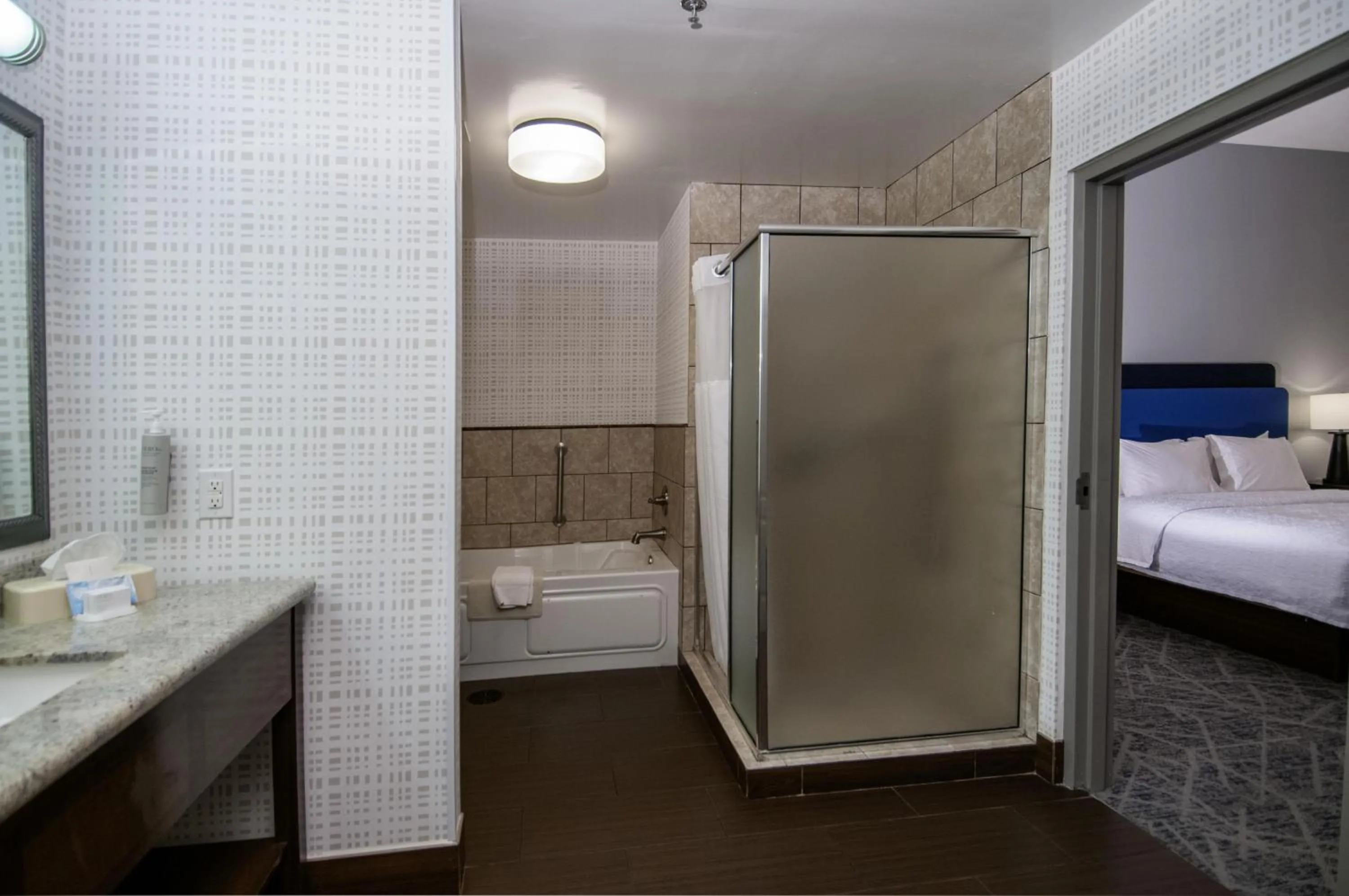 Bathroom, Bed in Hampton Inn West Monroe
