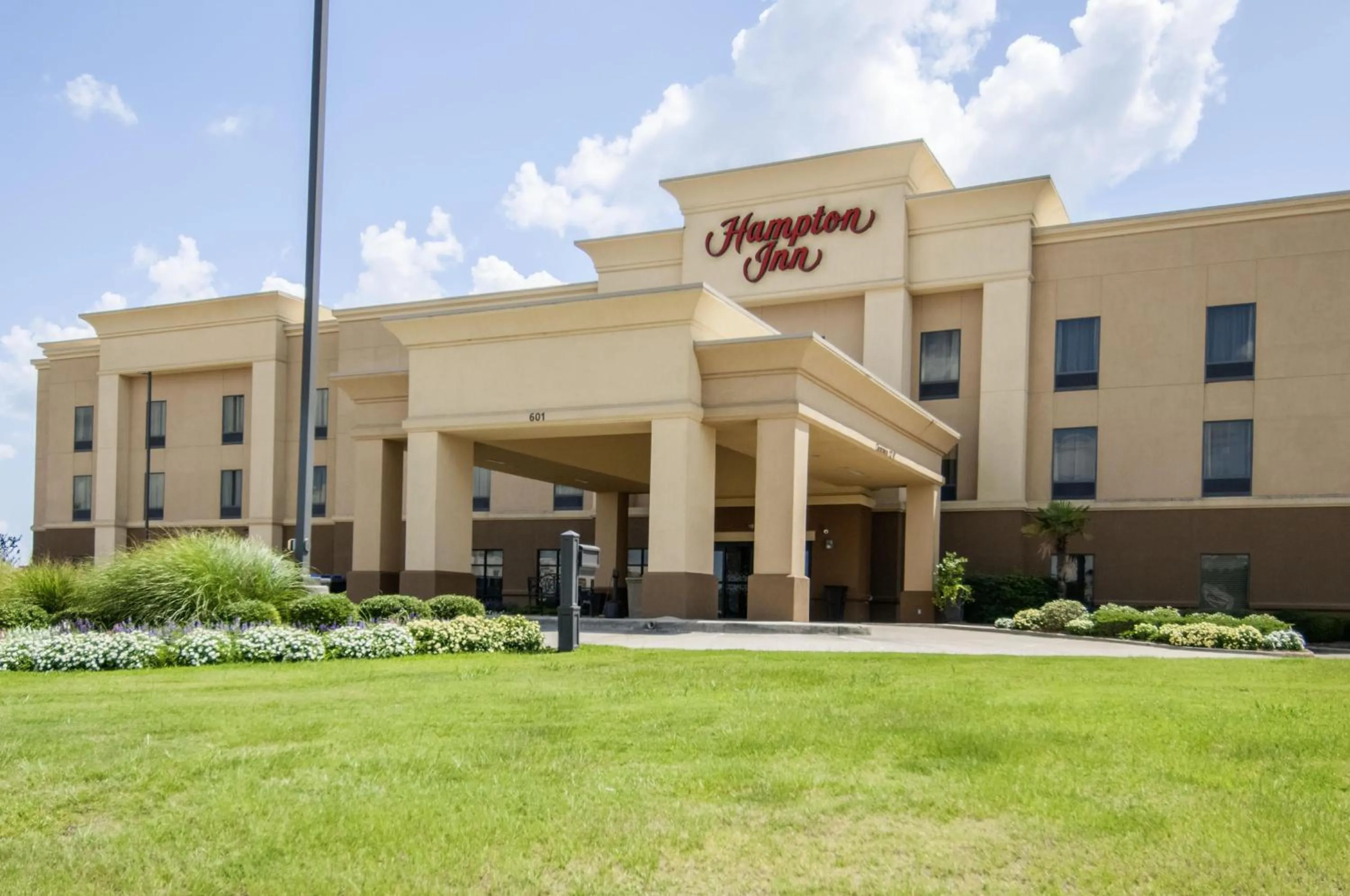 Property building in Hampton Inn West Monroe