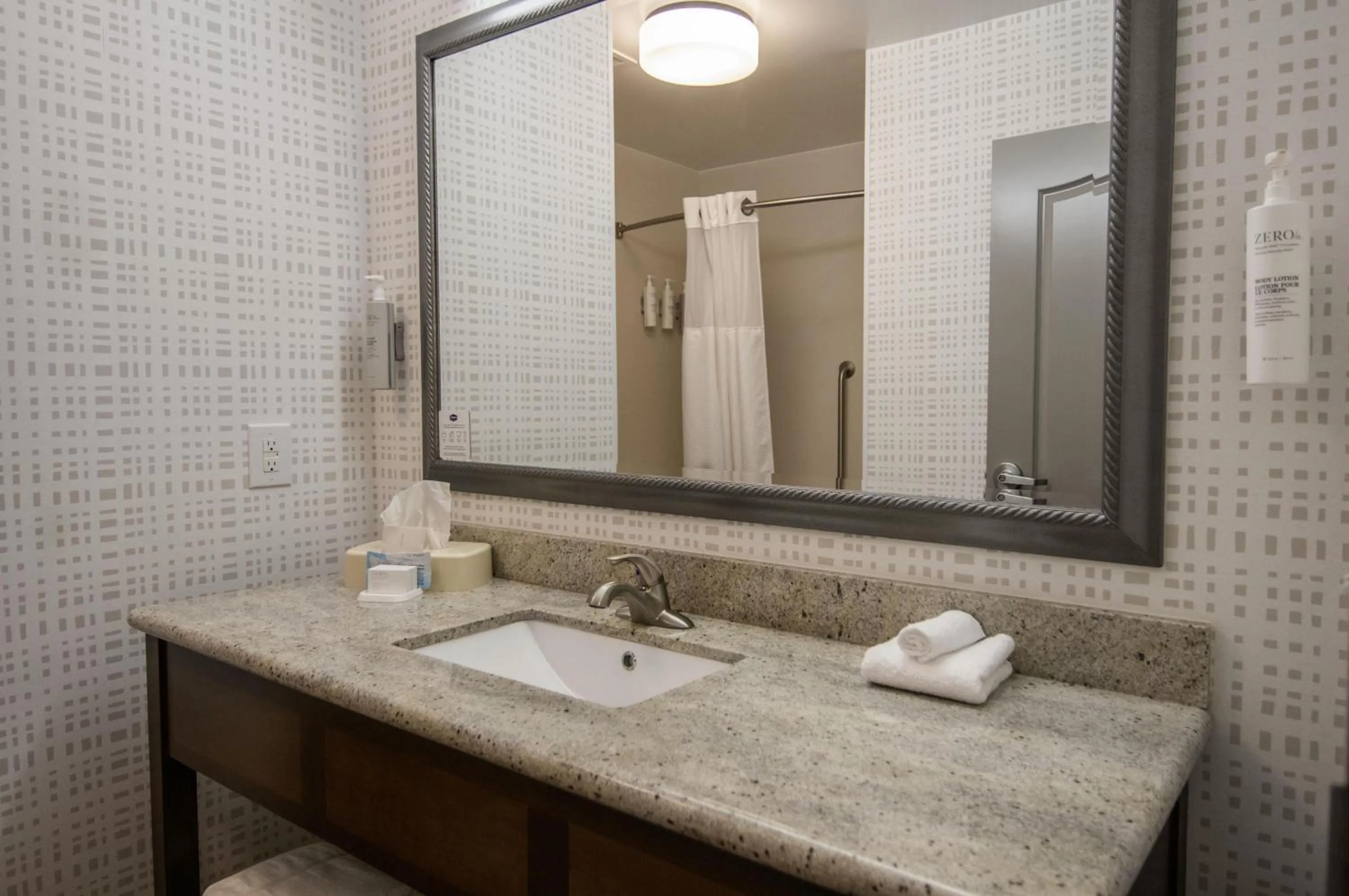 Bathroom in Hampton Inn West Monroe