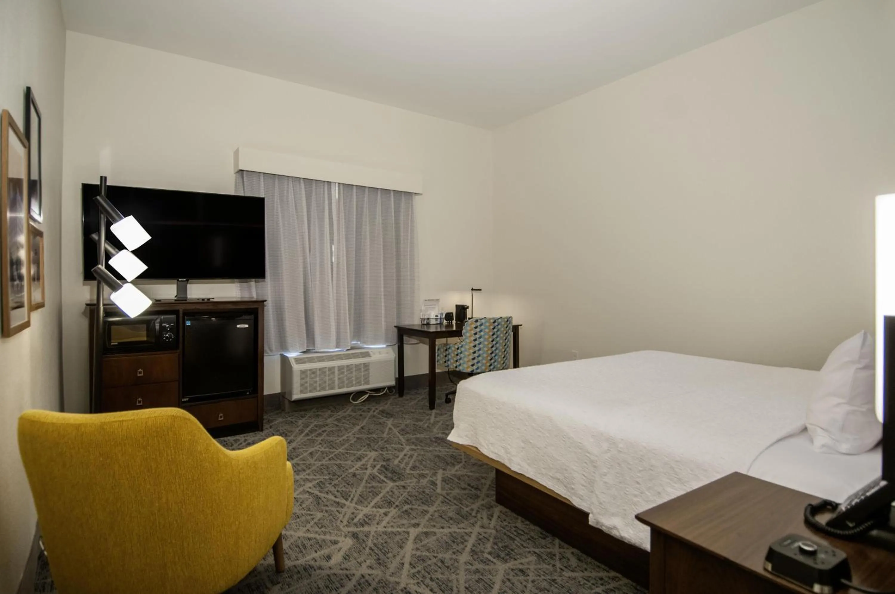 Bed in Hampton Inn West Monroe