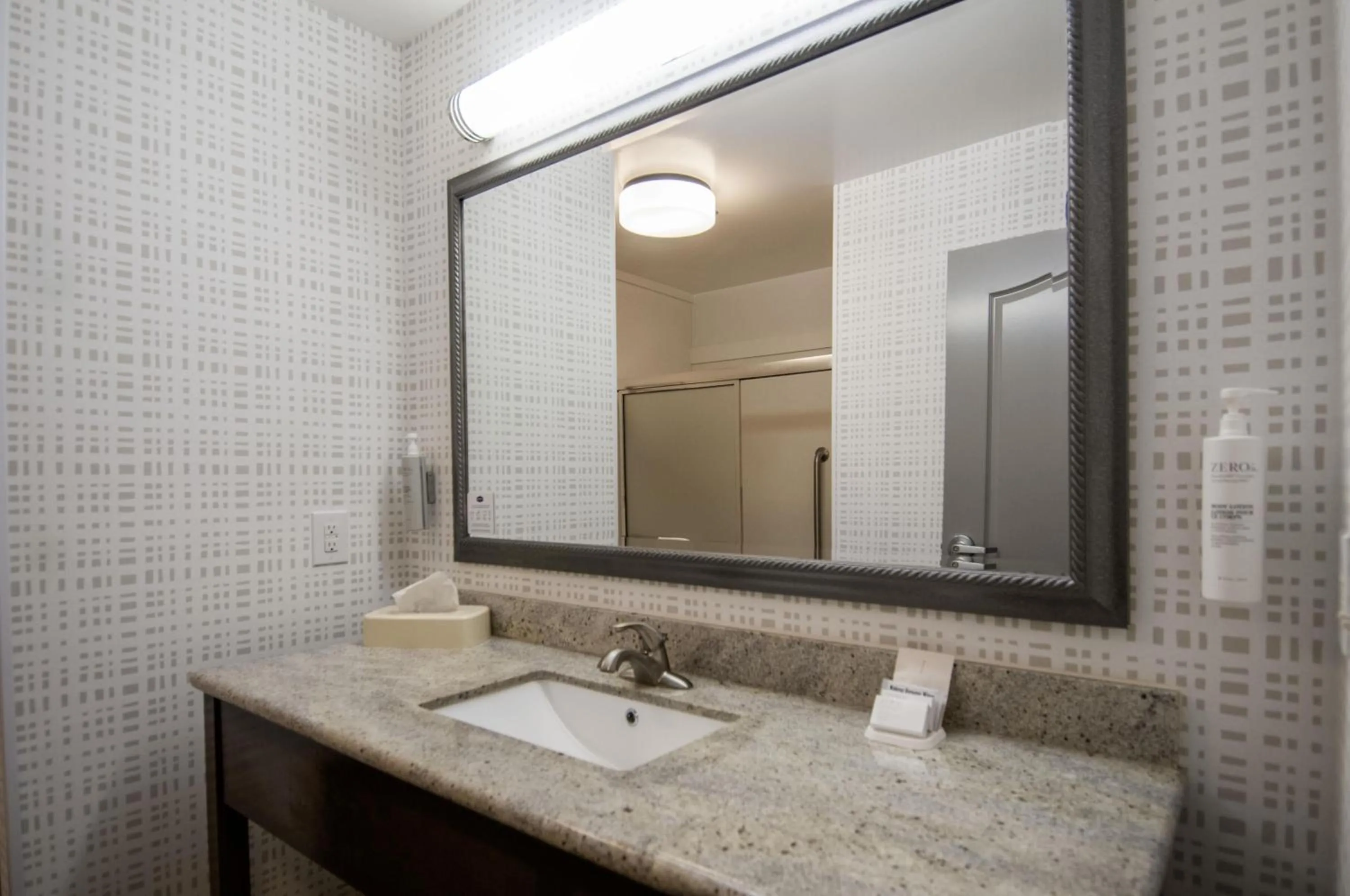 Bathroom in Hampton Inn West Monroe