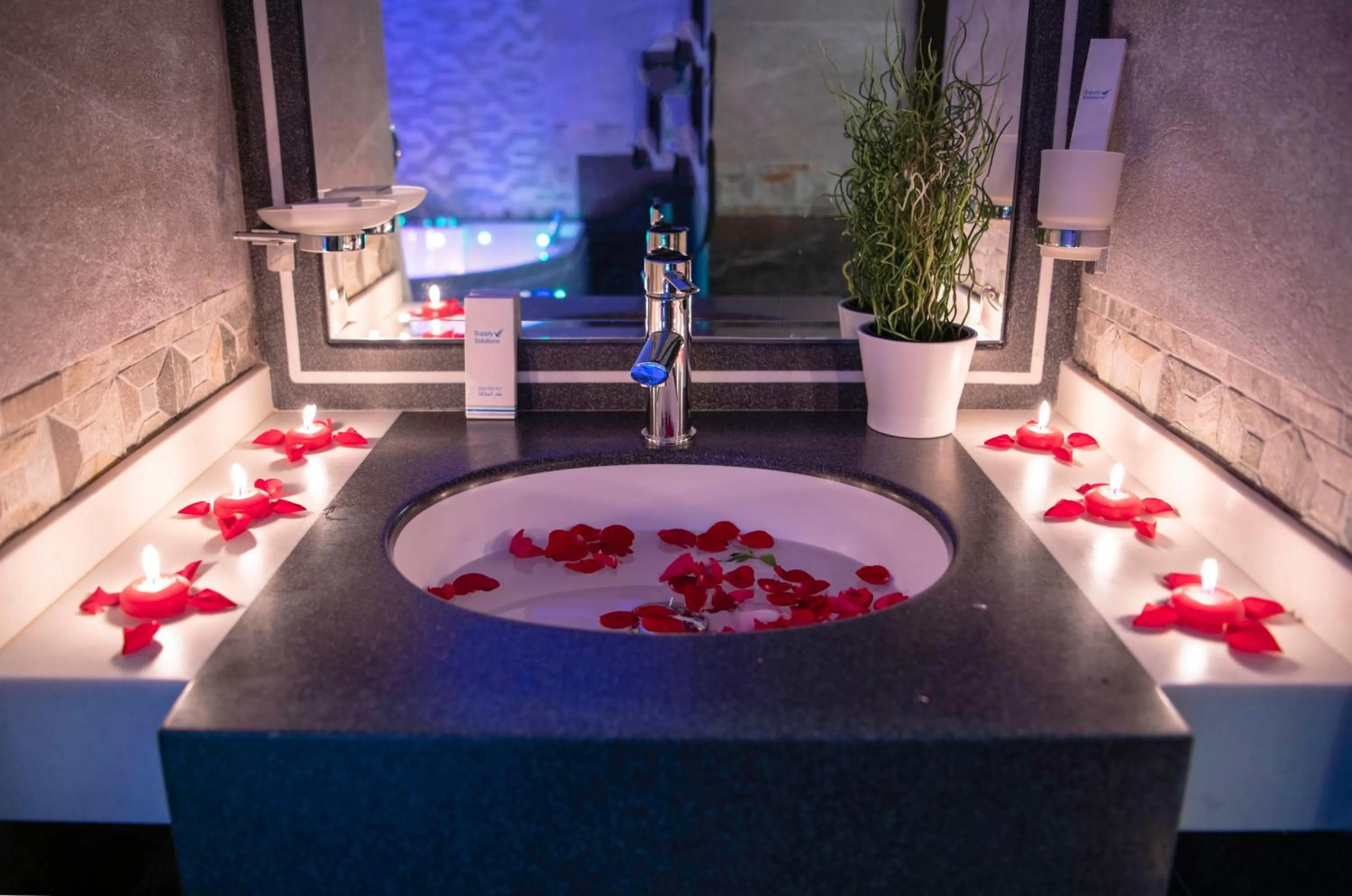 Hot Tub in Viola Hotel