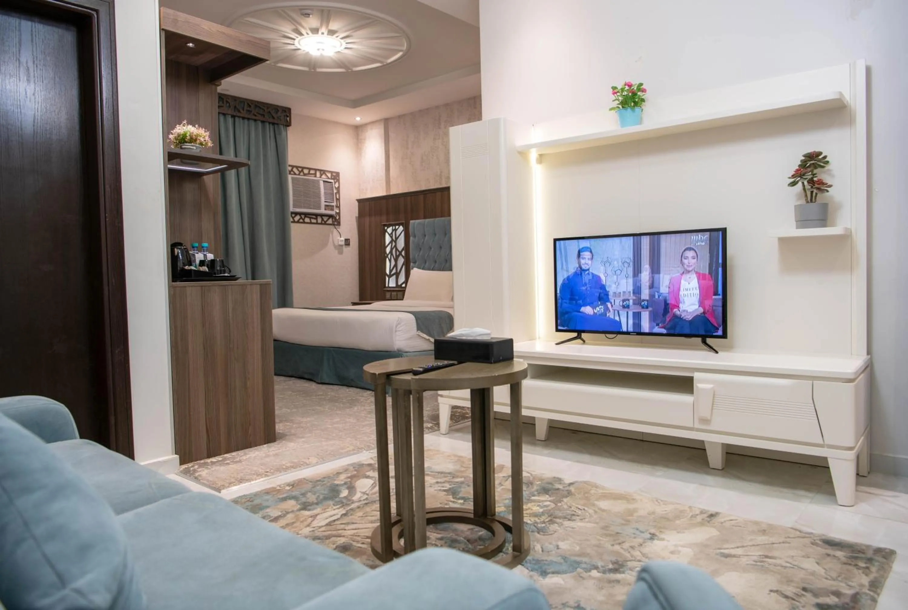 Communal lounge/ TV room in Viola Hotel