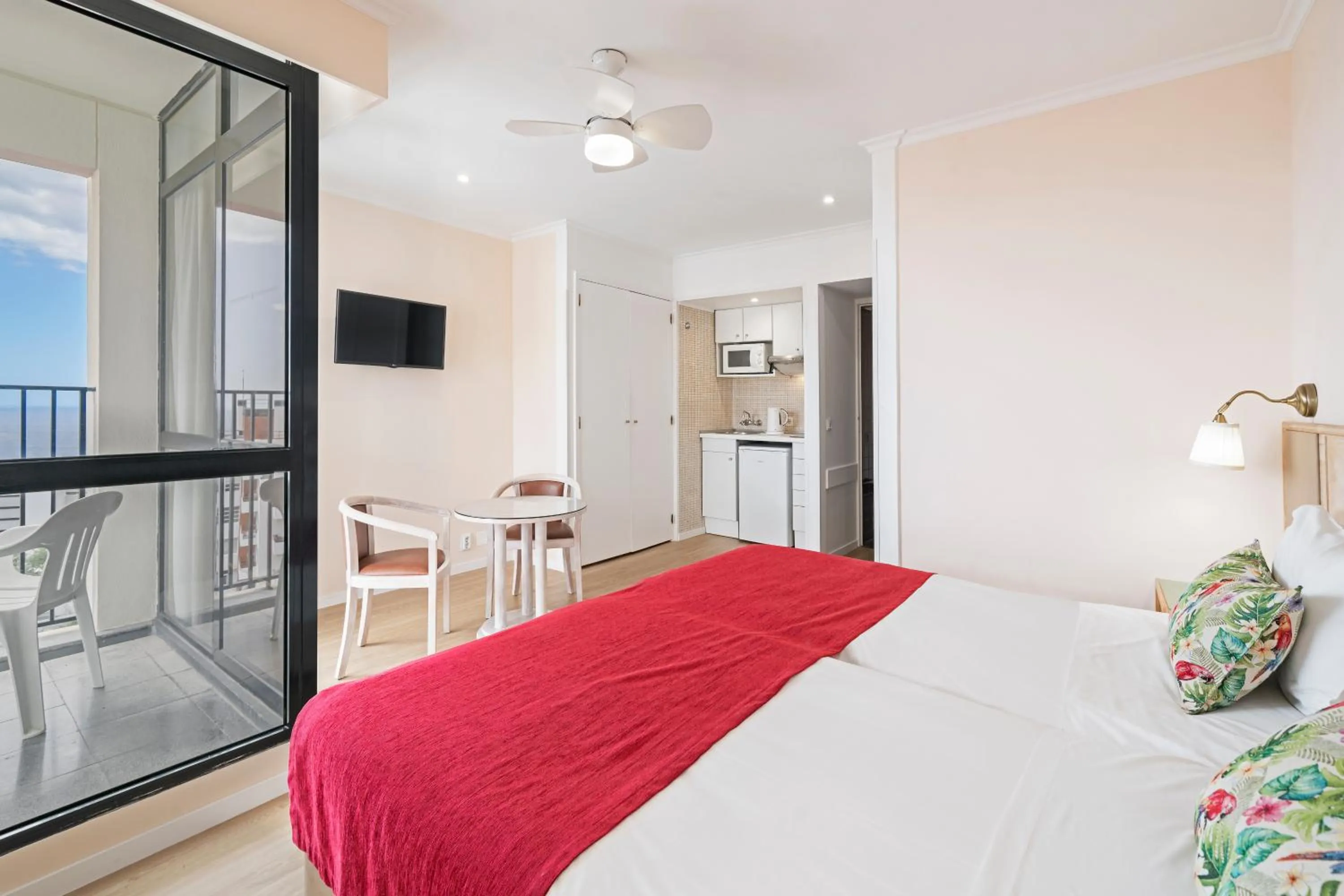 Kitchen or kitchenette, Bed in Dorisol Buganvilia Studio Hotel