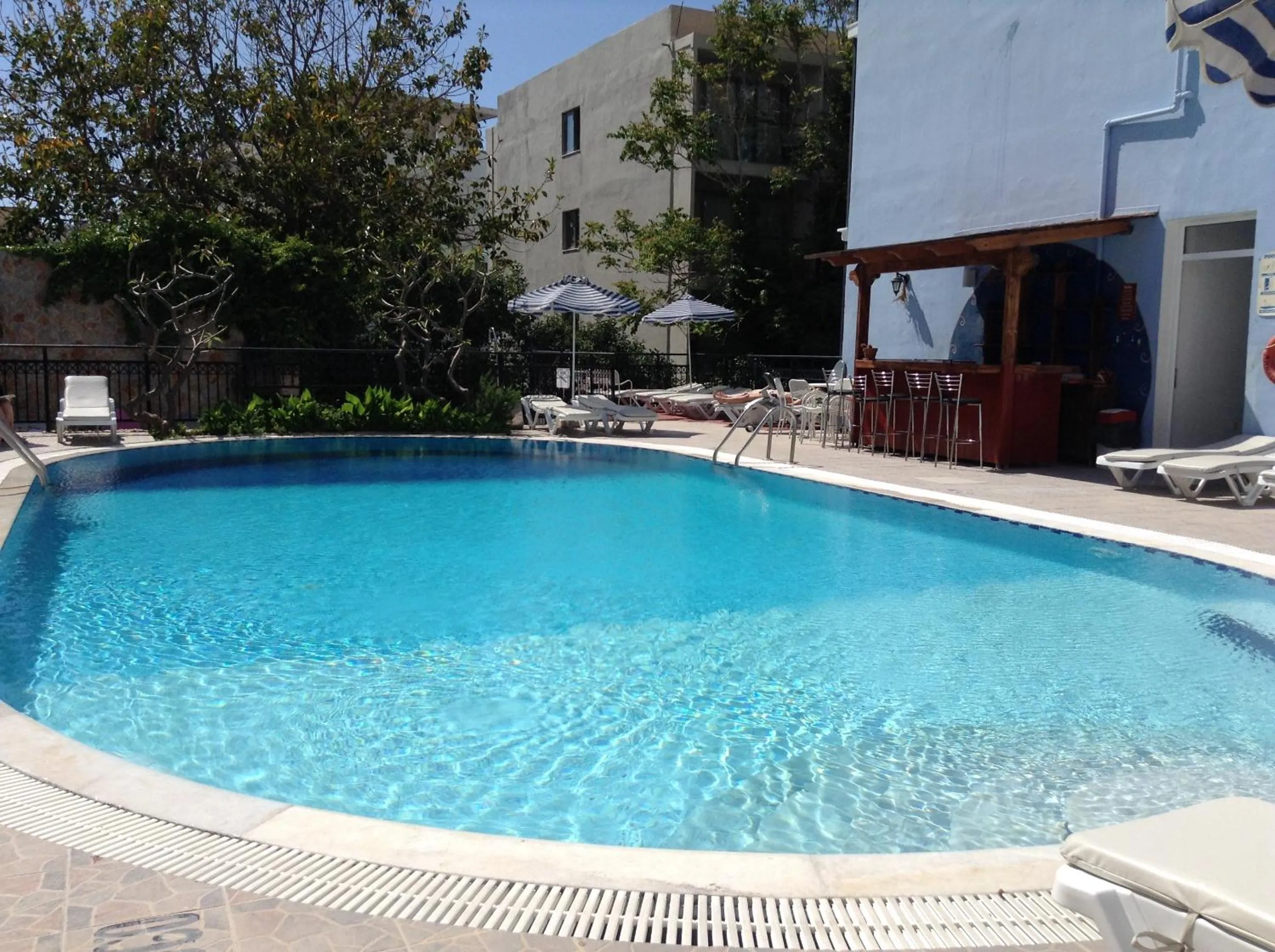 Swimming pool in Arte Annapolis Inn