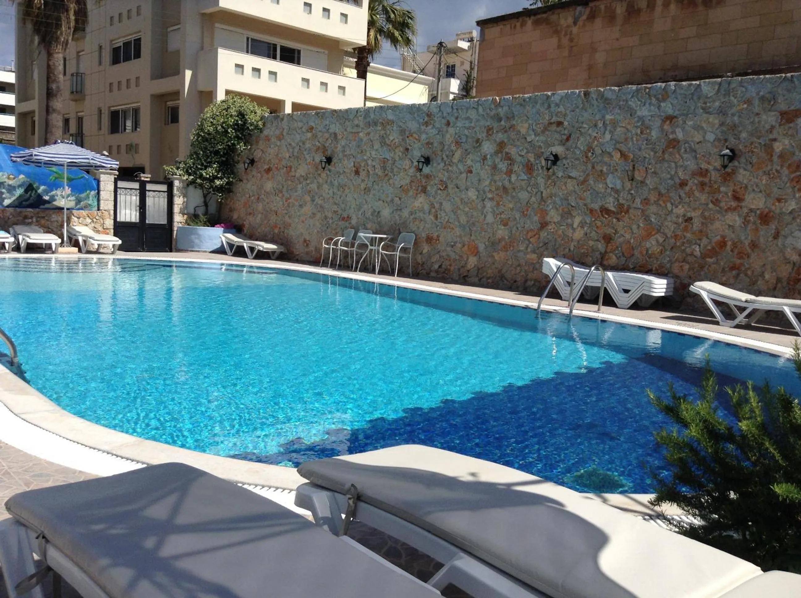 Swimming pool in Arte Annapolis Inn