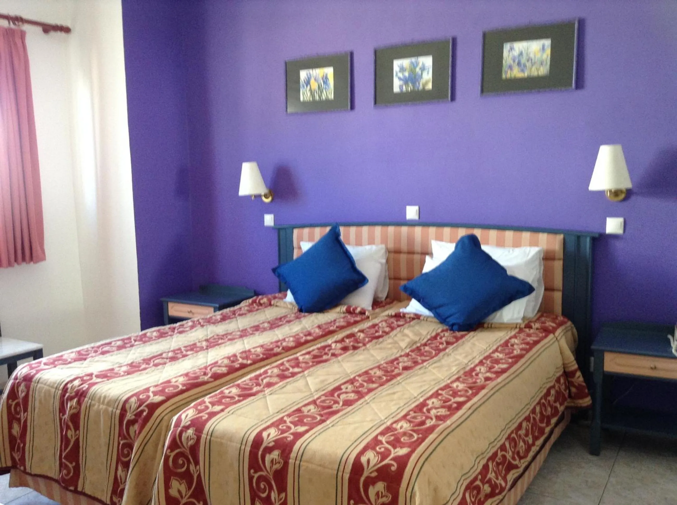 Bed in Arte Annapolis Inn