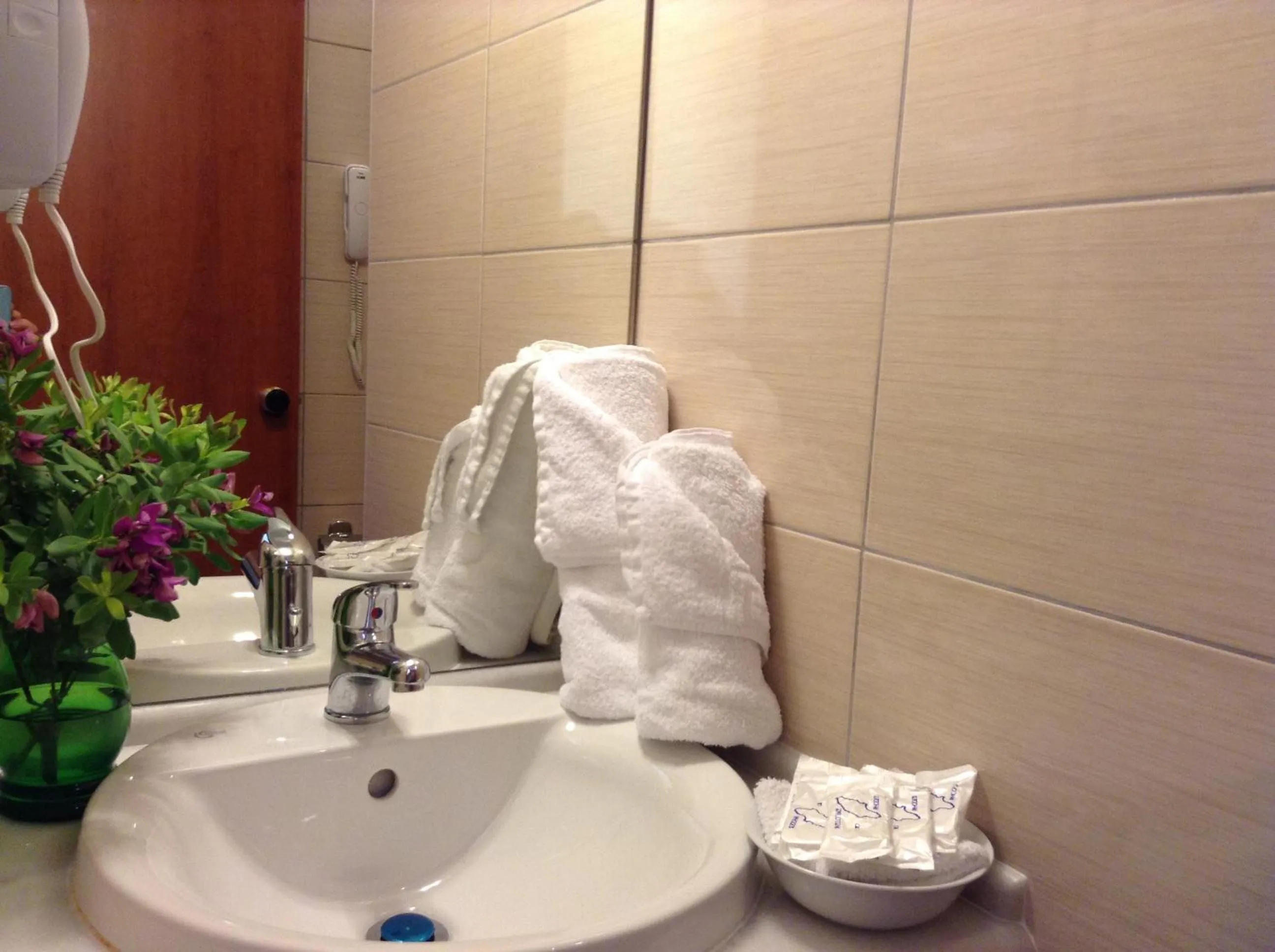 Bathroom in Arte Annapolis Inn