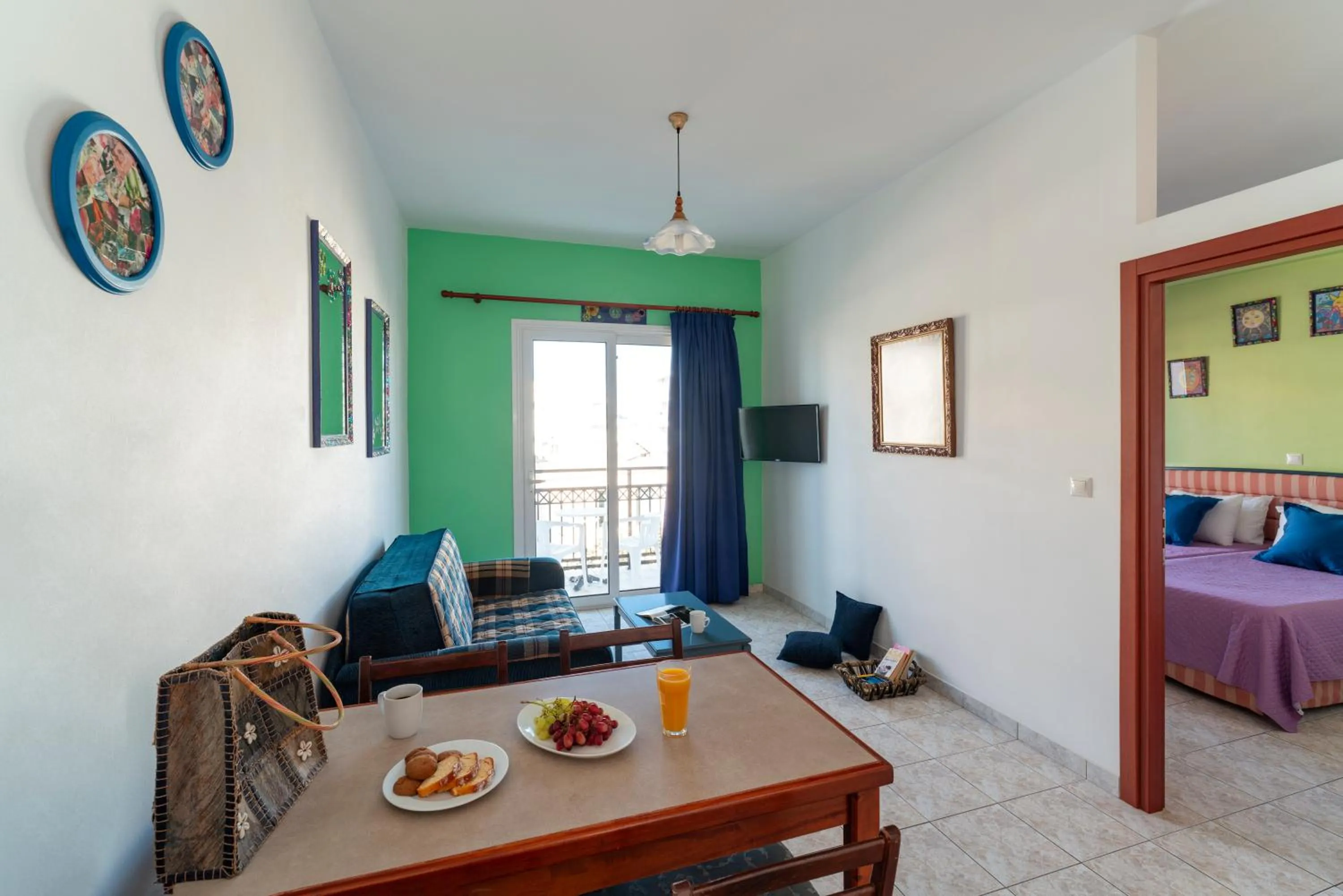 Living room, Bed in Arte Annapolis Inn