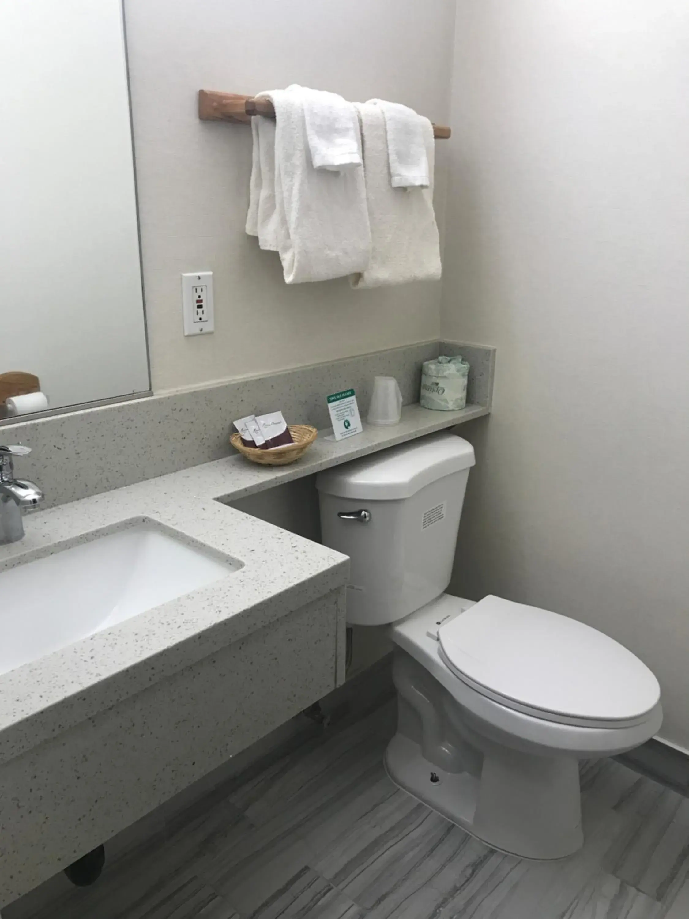 Standard King Room - single occupancy - Non-Smoking in Manhattan Inn & Suites Standard King Room - single occupancy - Non-Smoking in Manhattan Inn & Suites