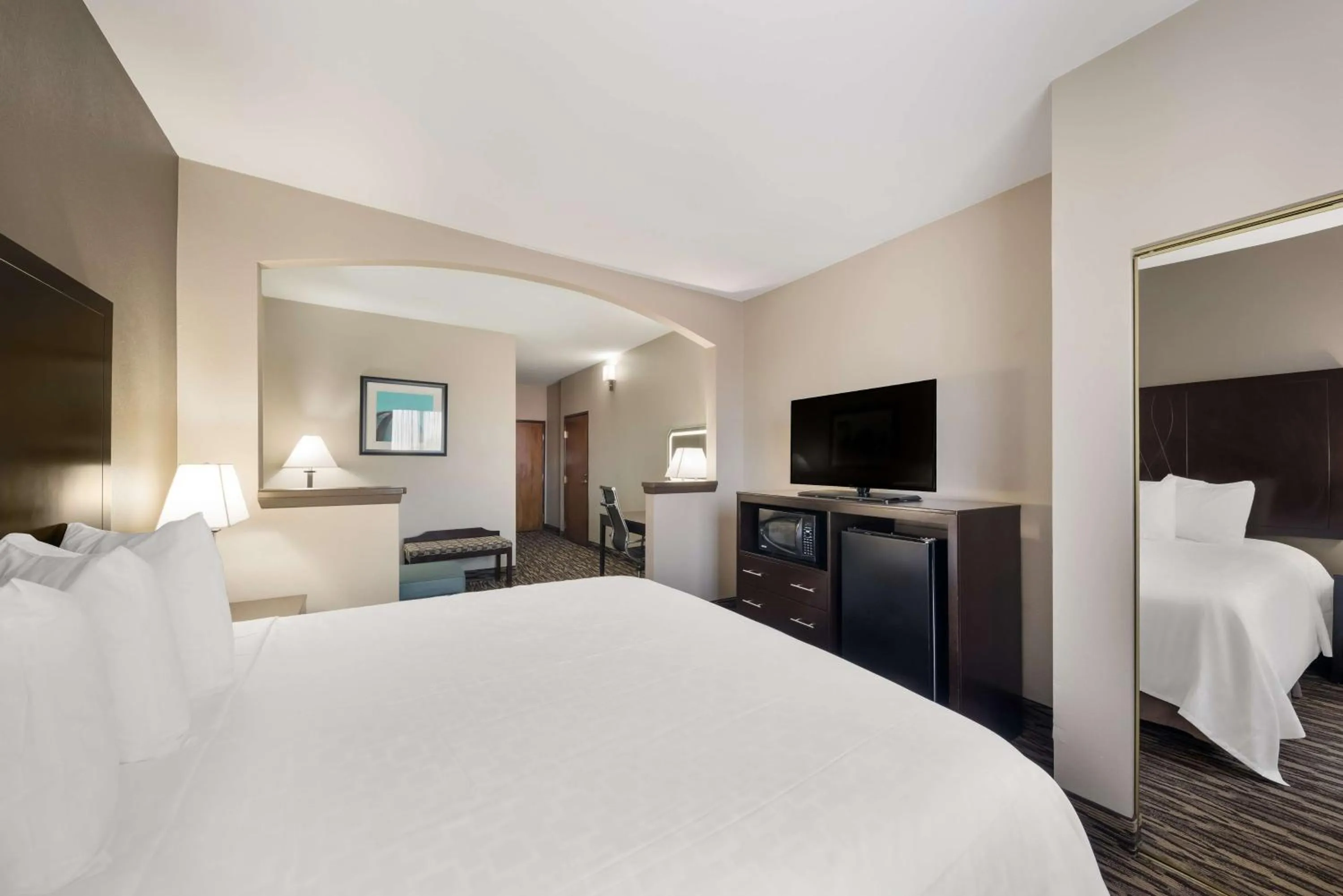 TV and multimedia, Bed in SureStay Plus Hotel by Best Western Plano