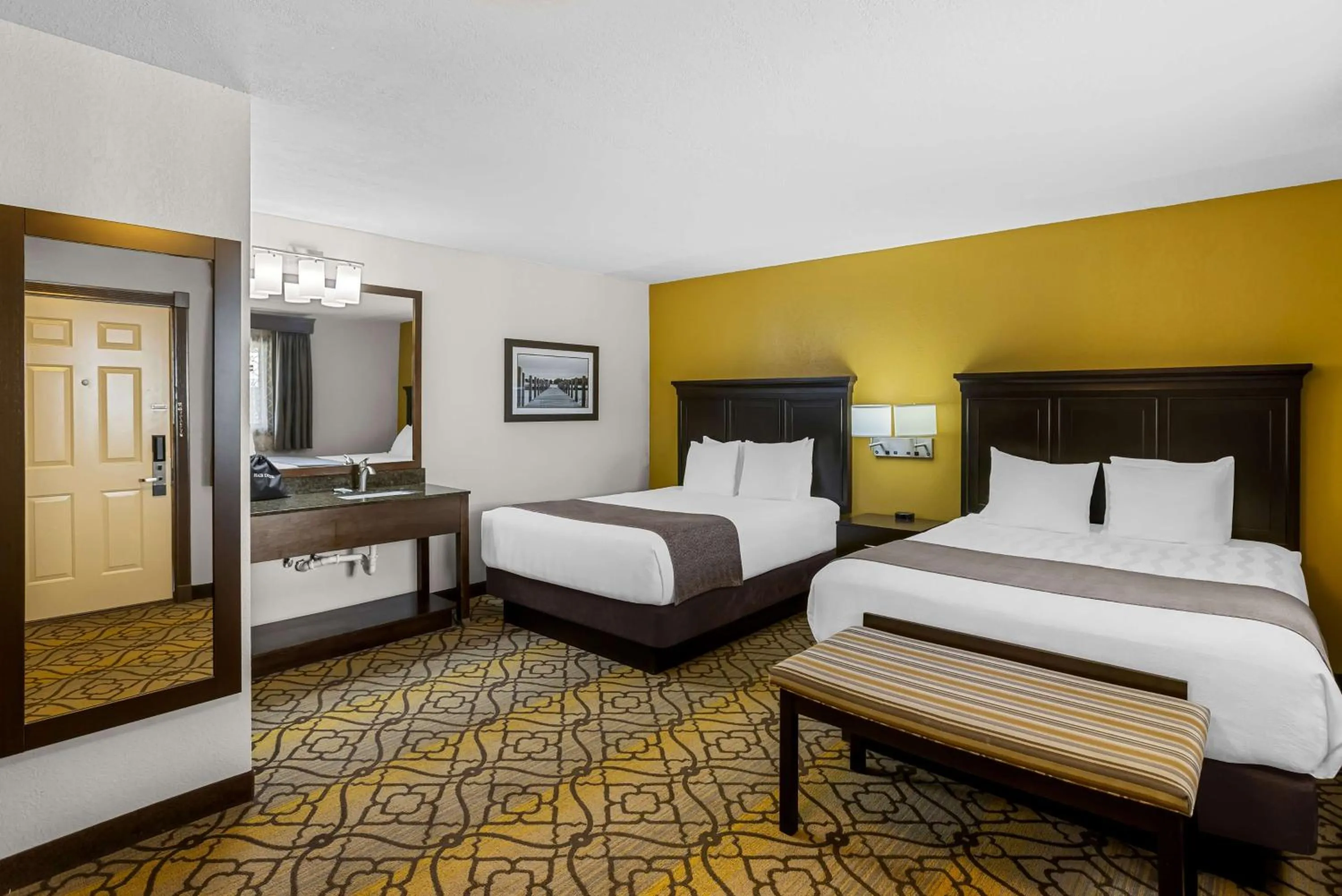 Photo of the whole room, Bed in Best Western of Harbor Springs