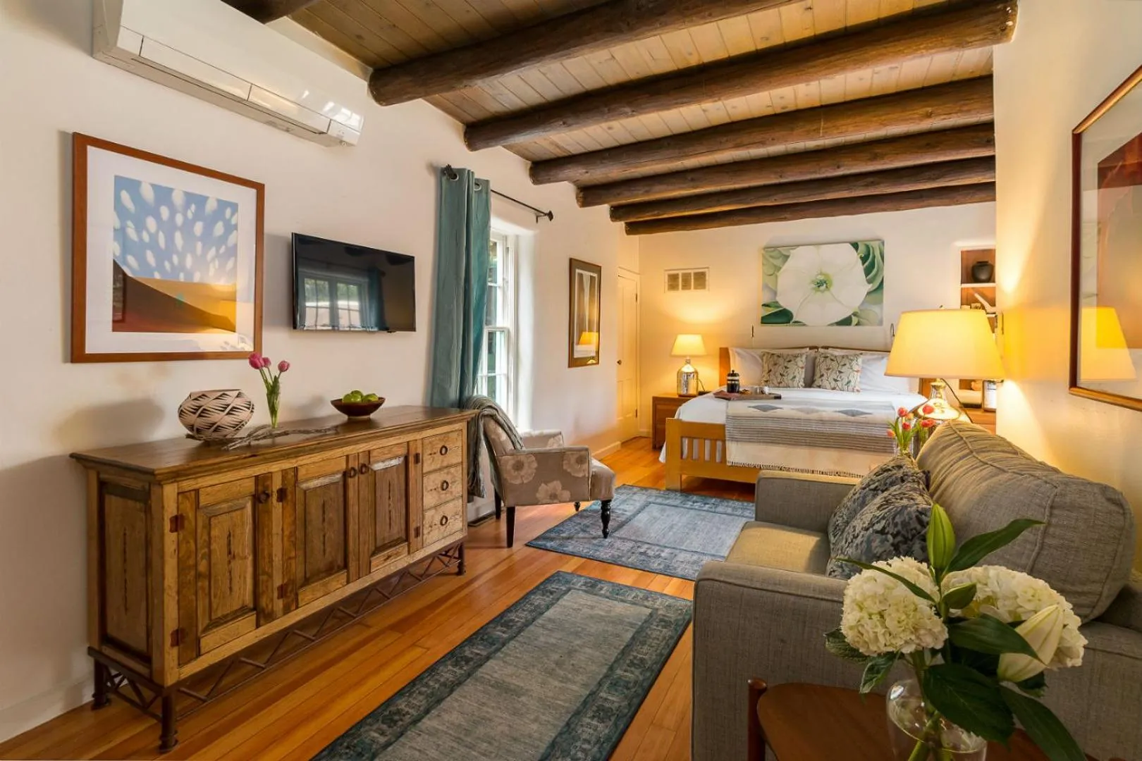 Photo of the whole room, Bed in Inn of the Turquoise Bear