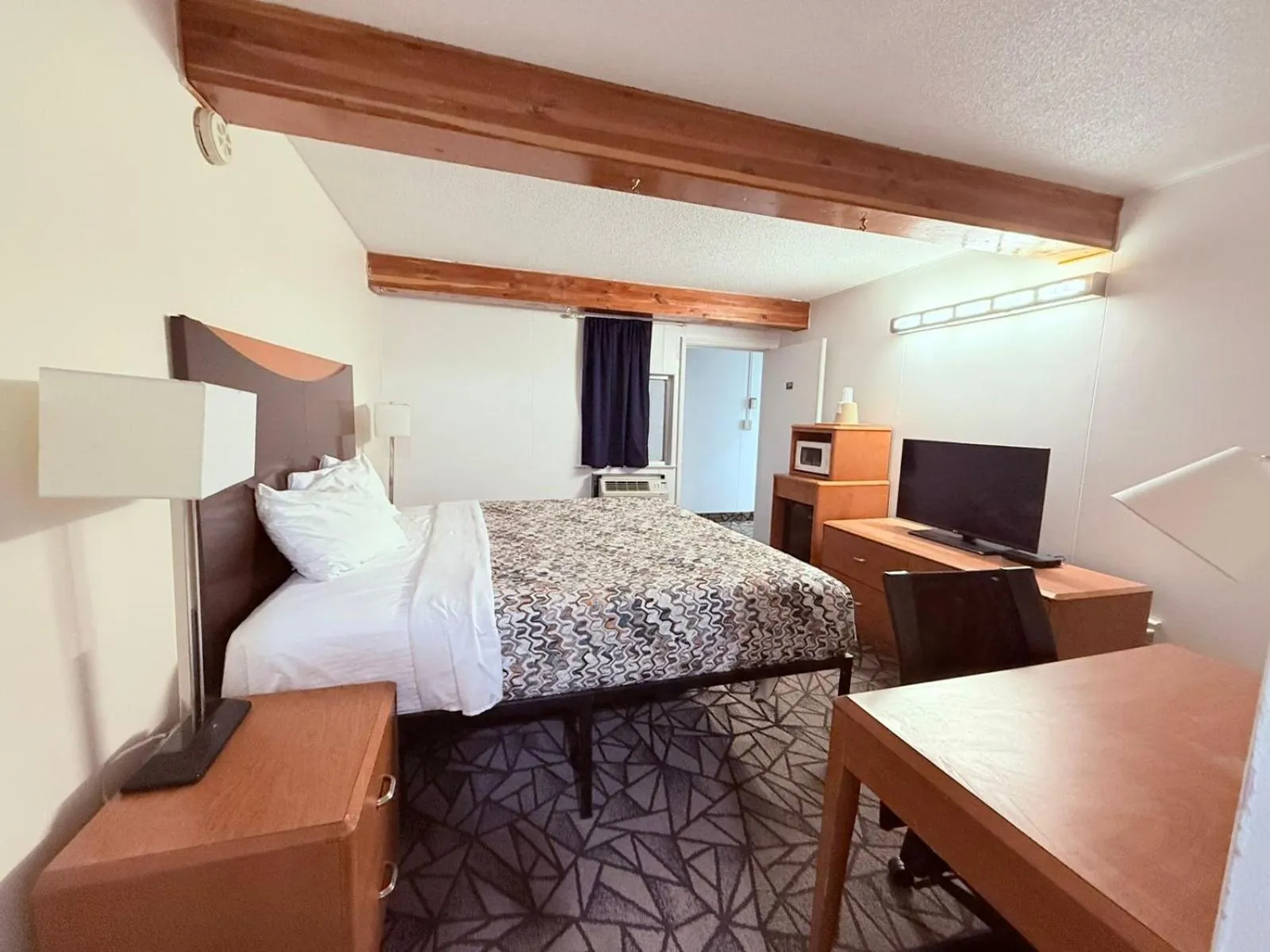 Bedroom, Bed in Tomahawk Motor Lodge By OYO Riverton US-26