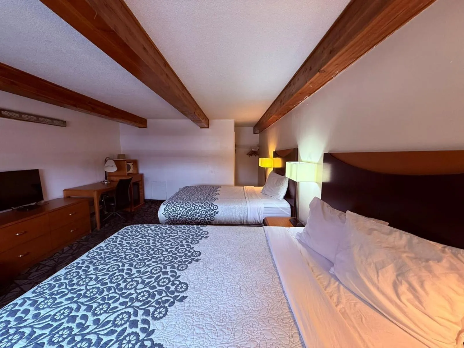 Bedroom, Bed in Tomahawk Motor Lodge By OYO Riverton US-26