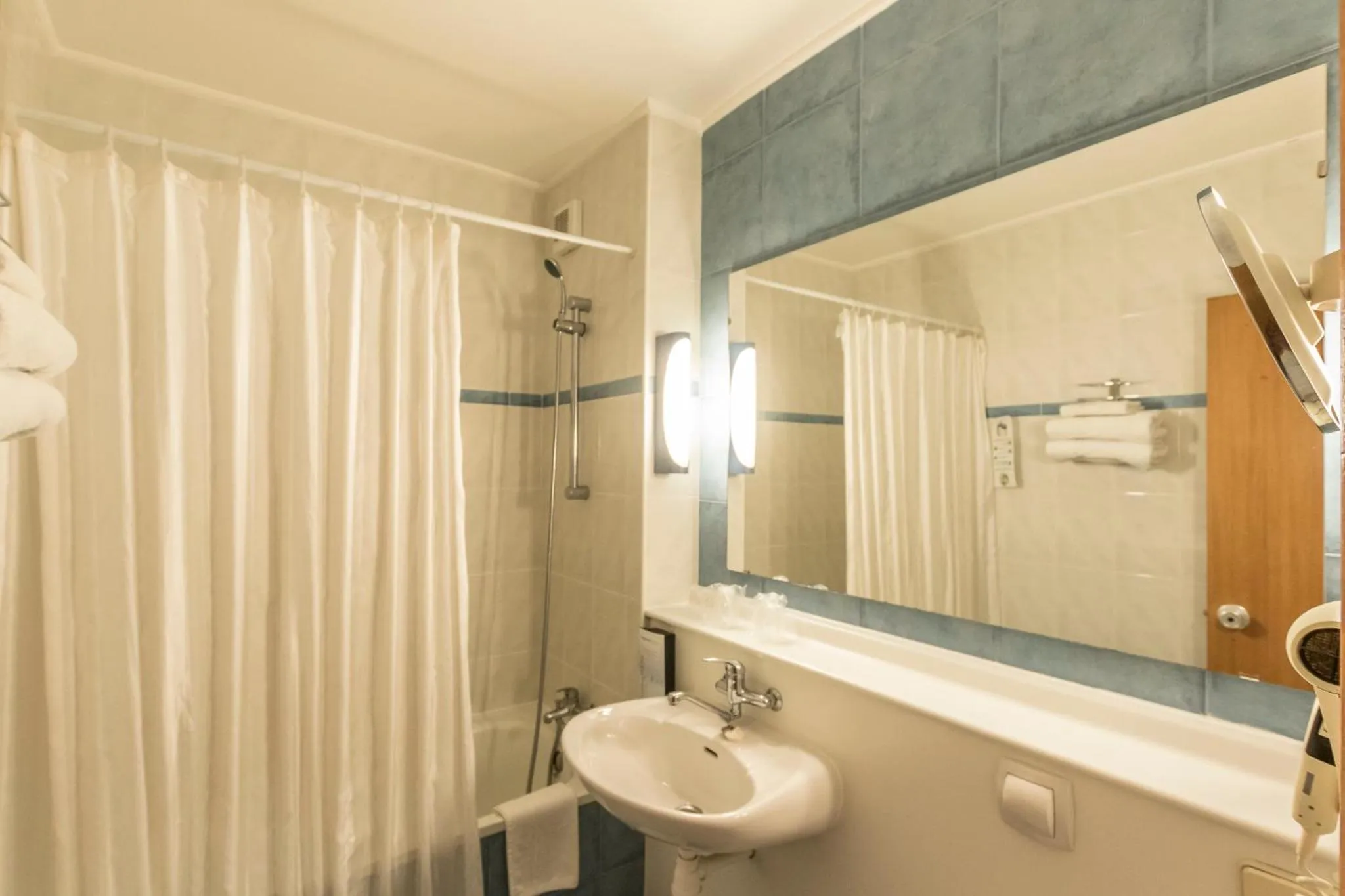 Bathroom in Campanile Setubal - Lisboa Sul