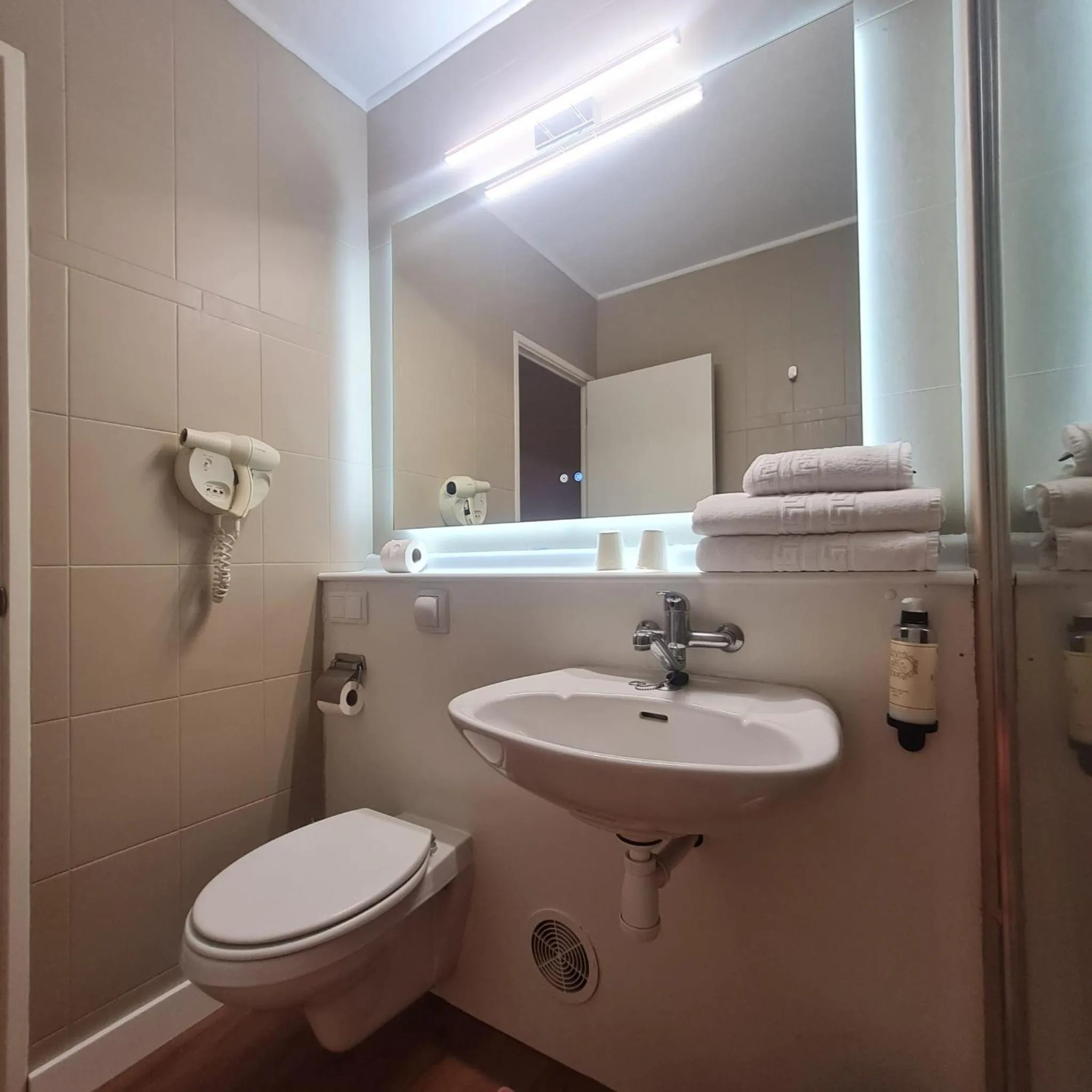 Bathroom in Hotel Campanile Setubal