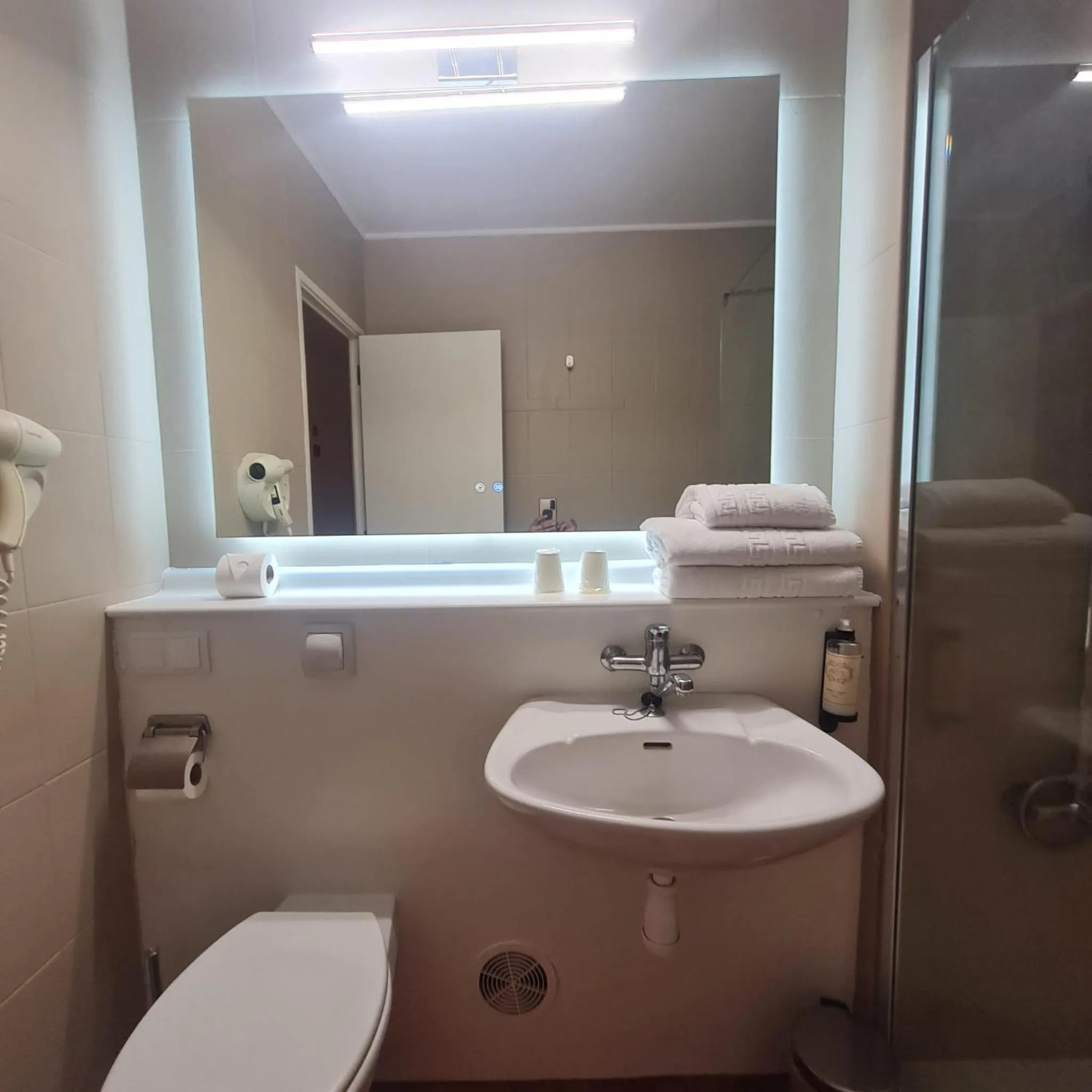 Bathroom in Hotel Campanile Setubal