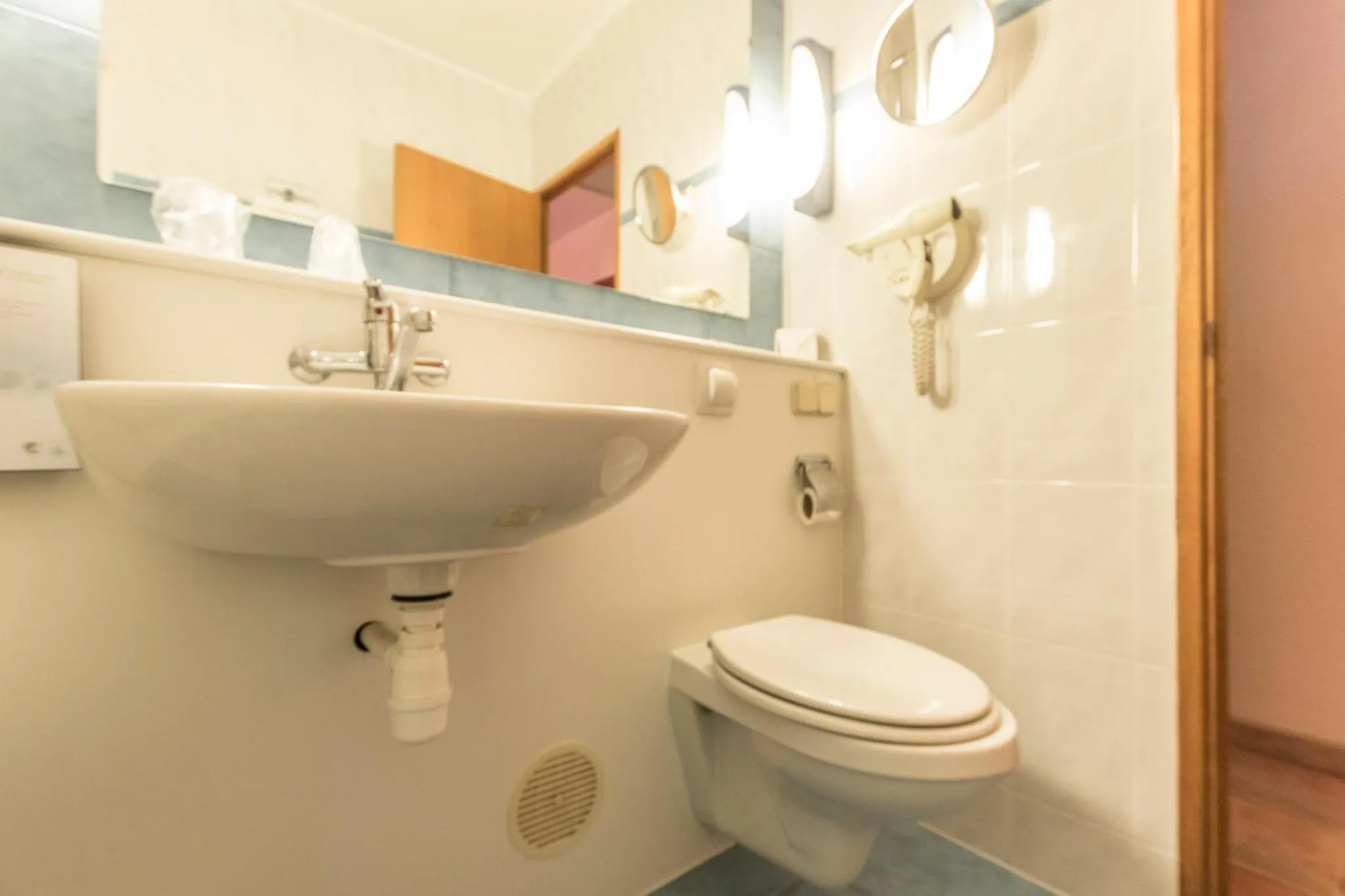 Bathroom in Campanile Setubal - Lisboa Sul