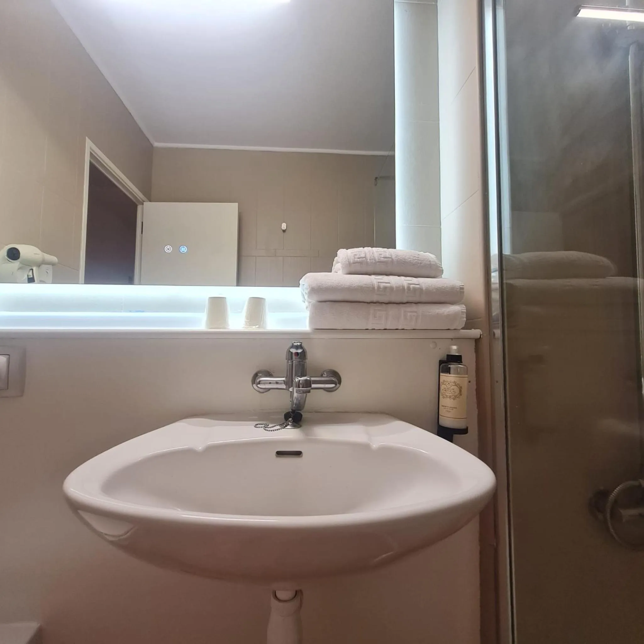 Bathroom in Hotel Campanile Setubal