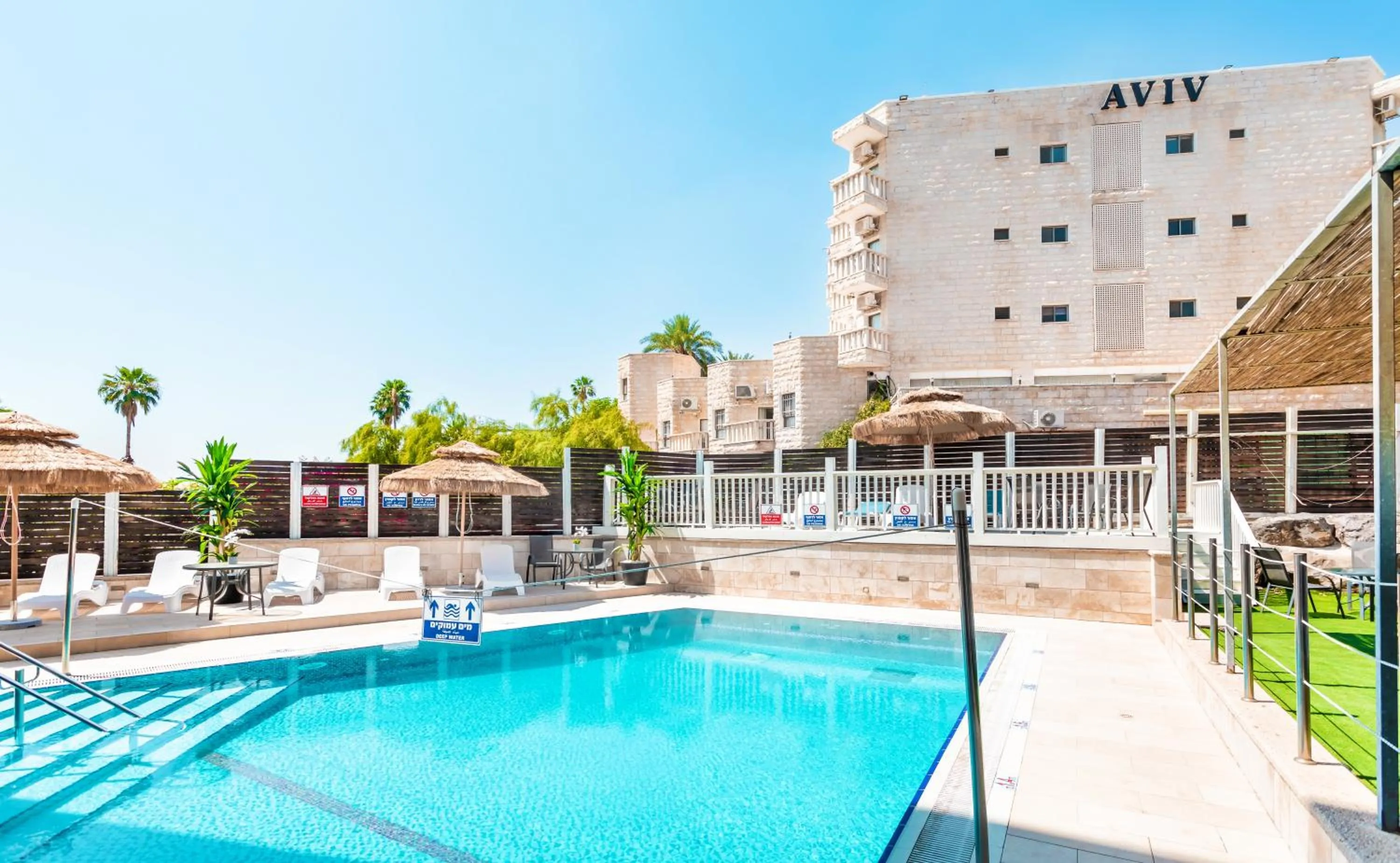 Swimming pool in Emily's Hotel