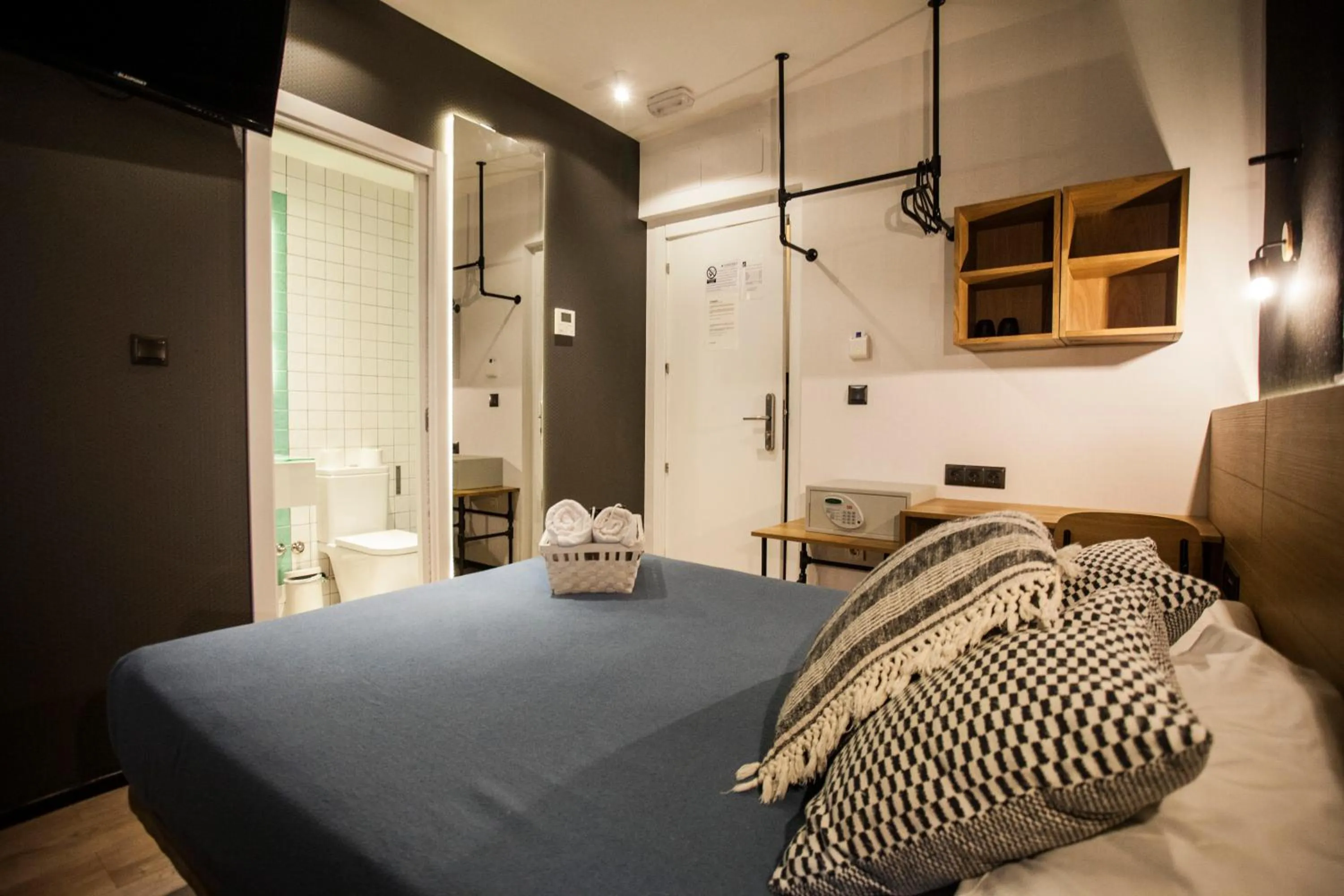 Photo of the whole room, Bed in CC Malasaña