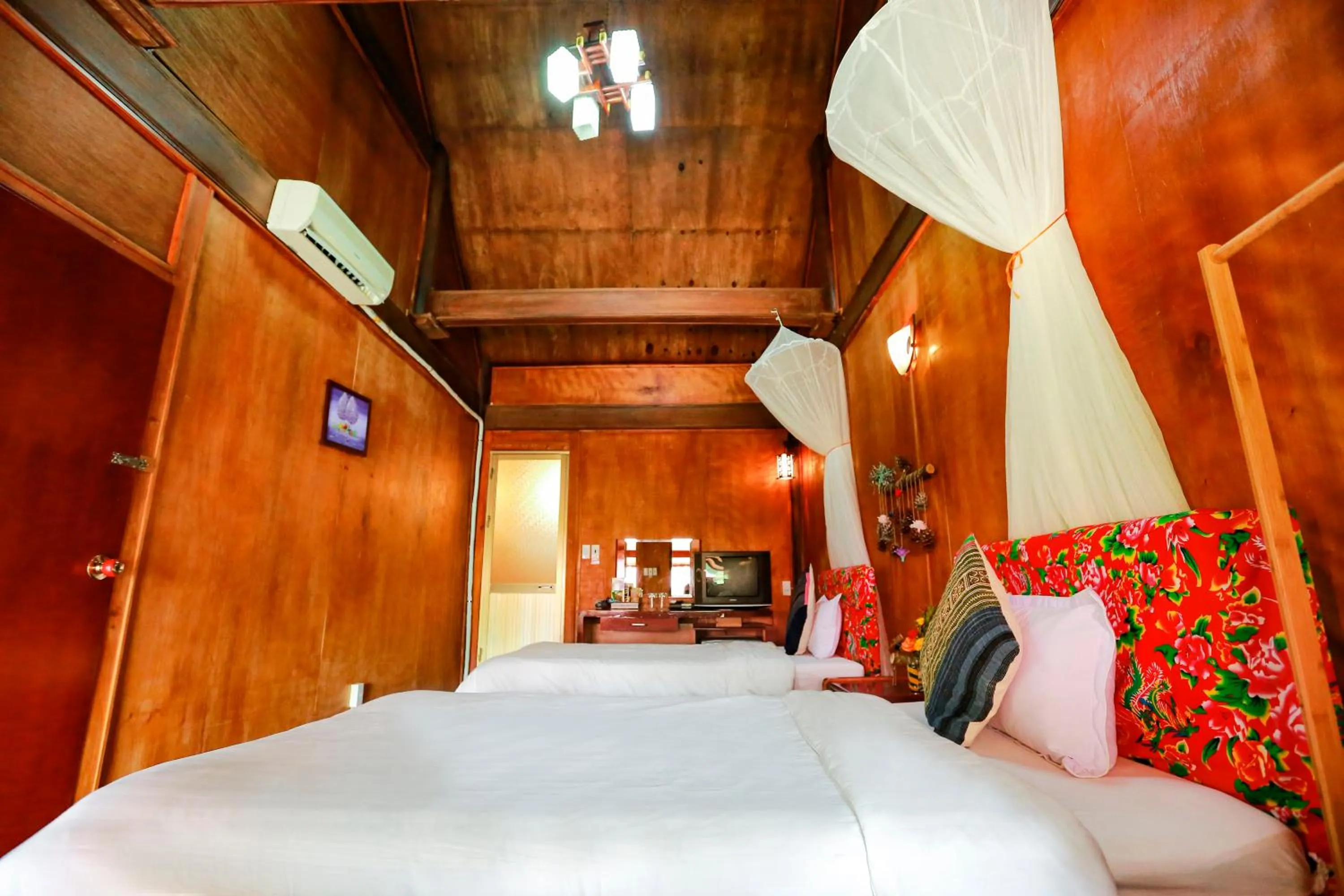 Bed in Cat Ba Eco Lodge