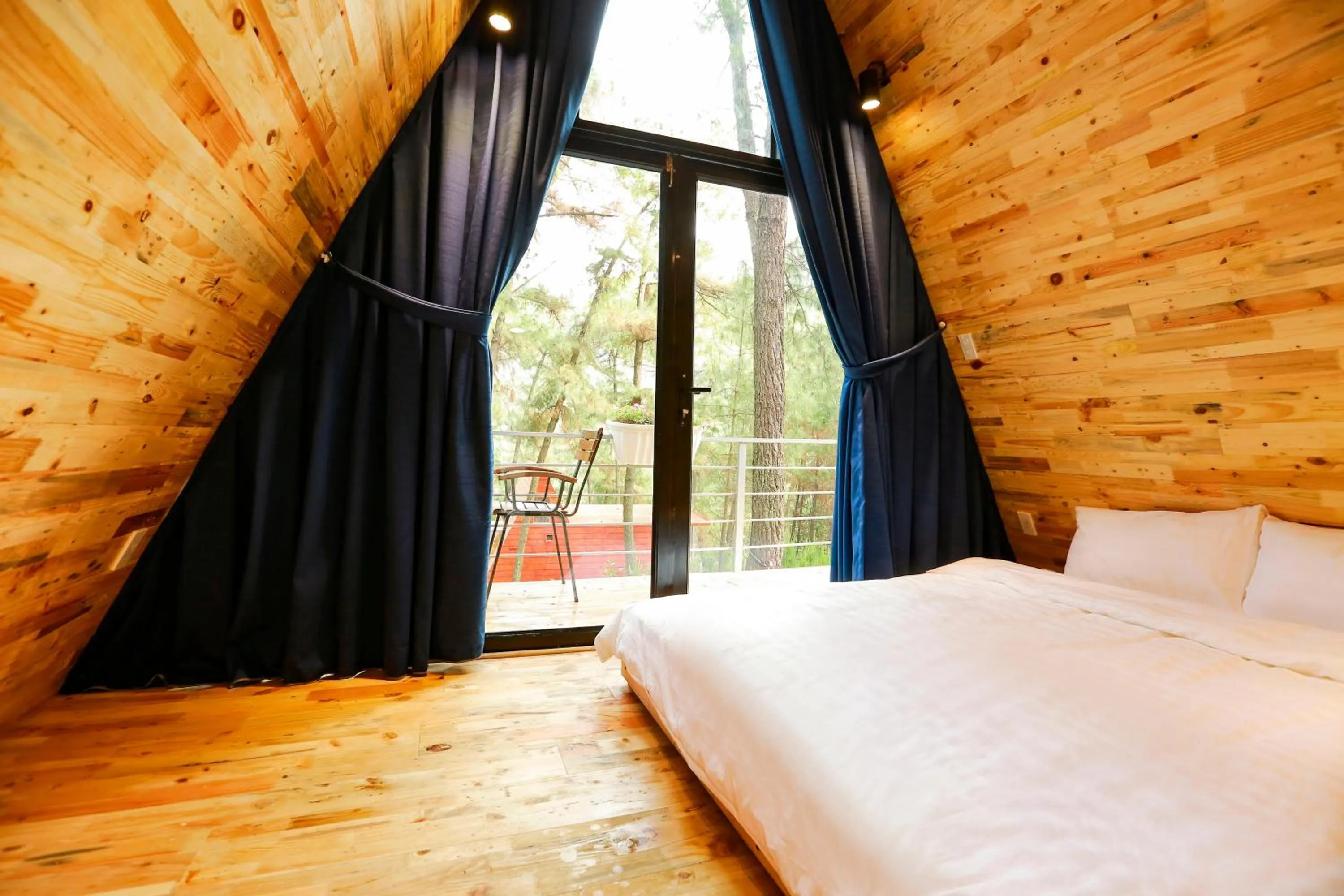 Bed in Cat Ba Eco Lodge