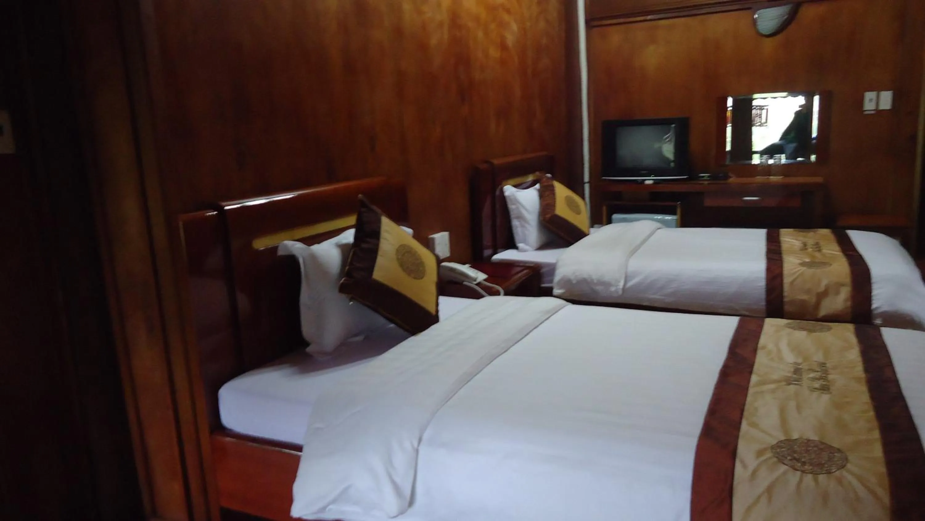 Bed in Cat Ba Eco Lodge