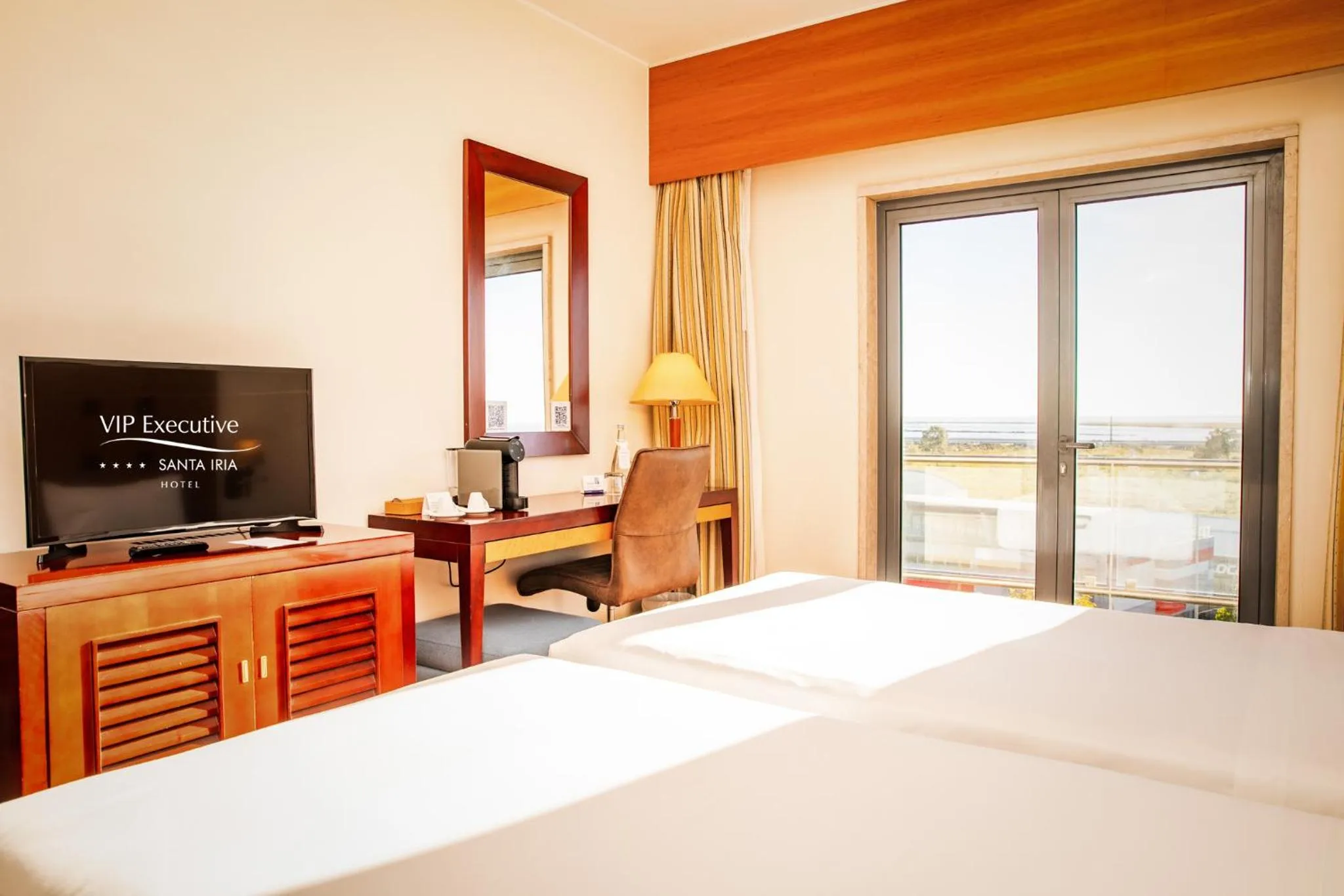 Bed in VIP Executive Santa Iria Hotel