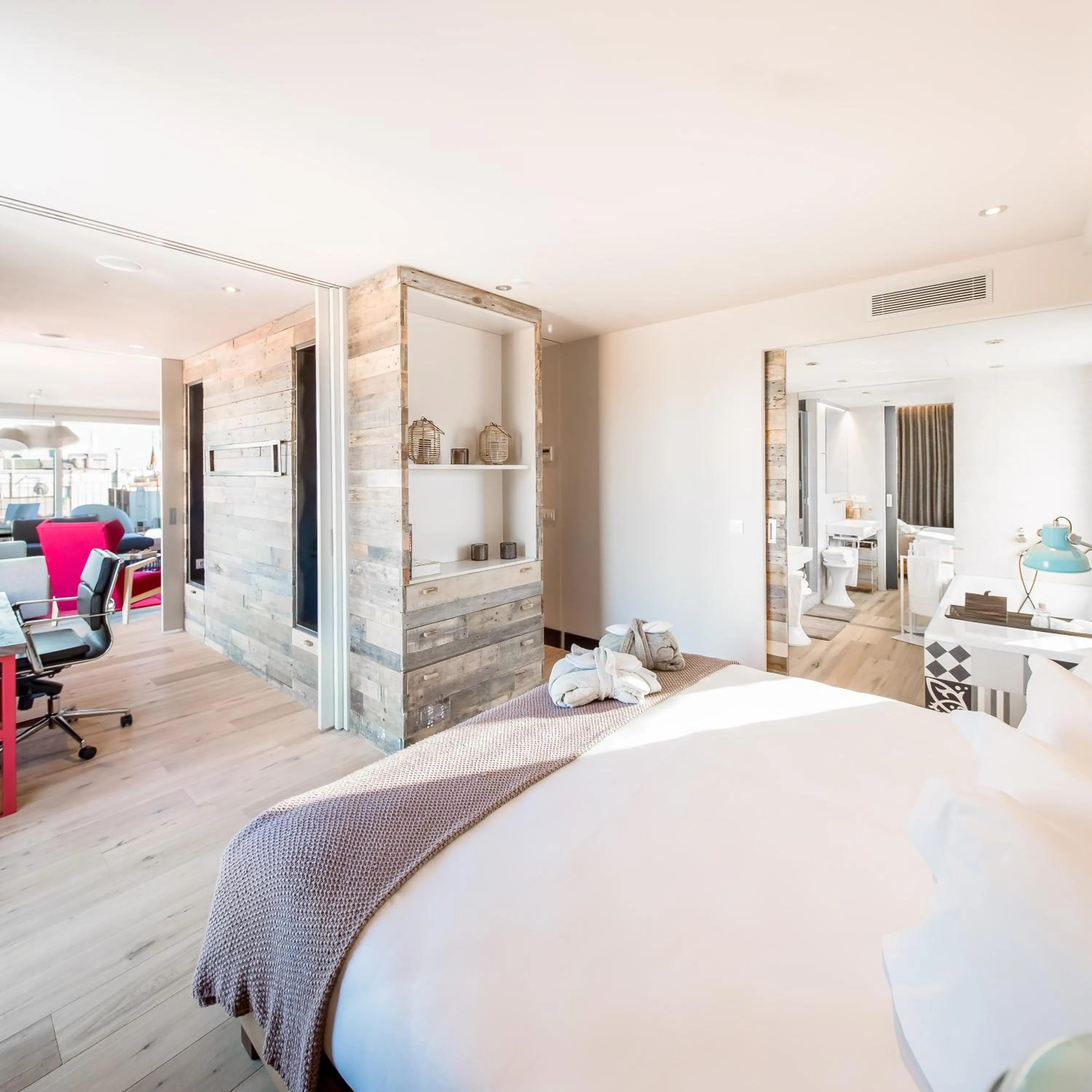 Photo of the whole room, Bed in Generator Barcelona