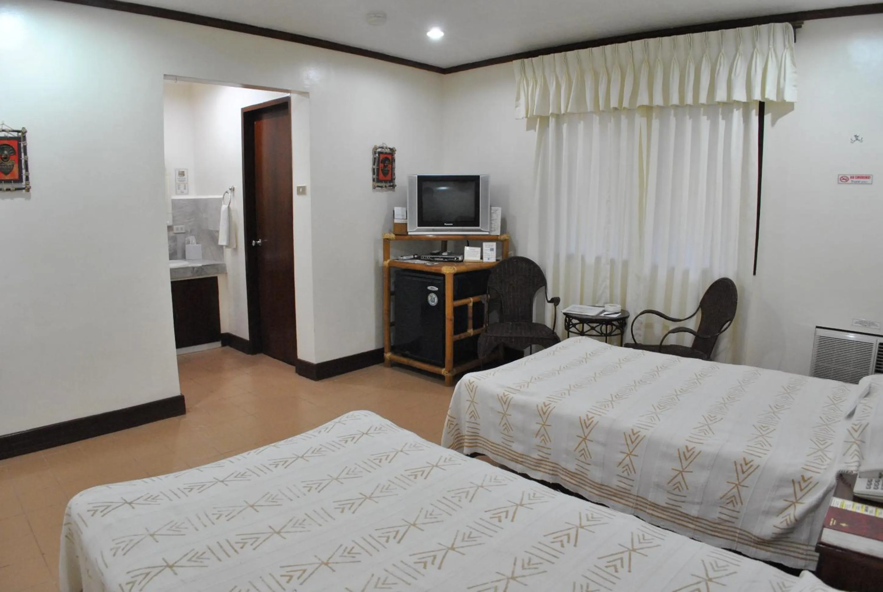 Photo of the whole room, Bed in Surfside Boracay Resort