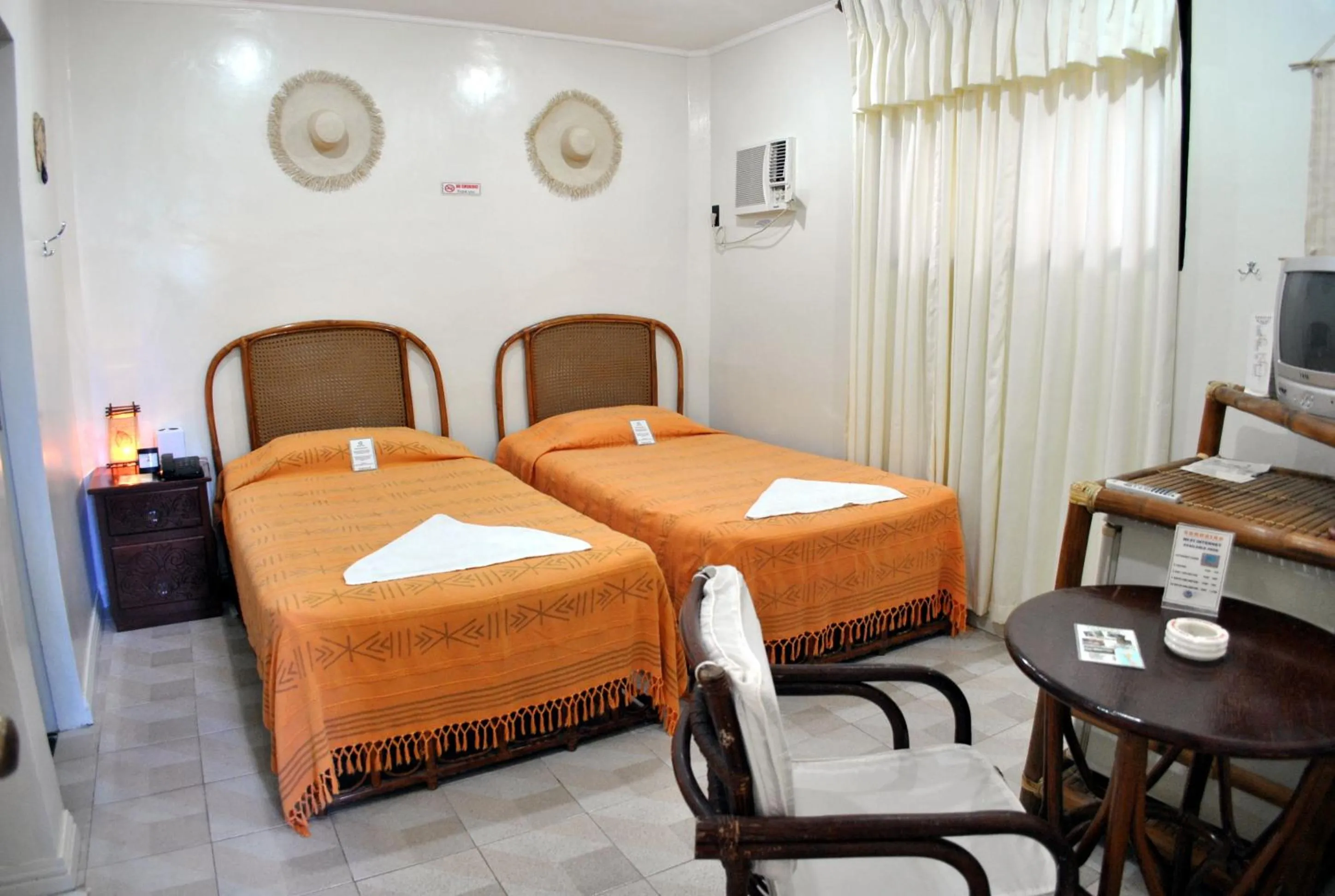 Photo of the whole room, Bed in Surfside Boracay Resort