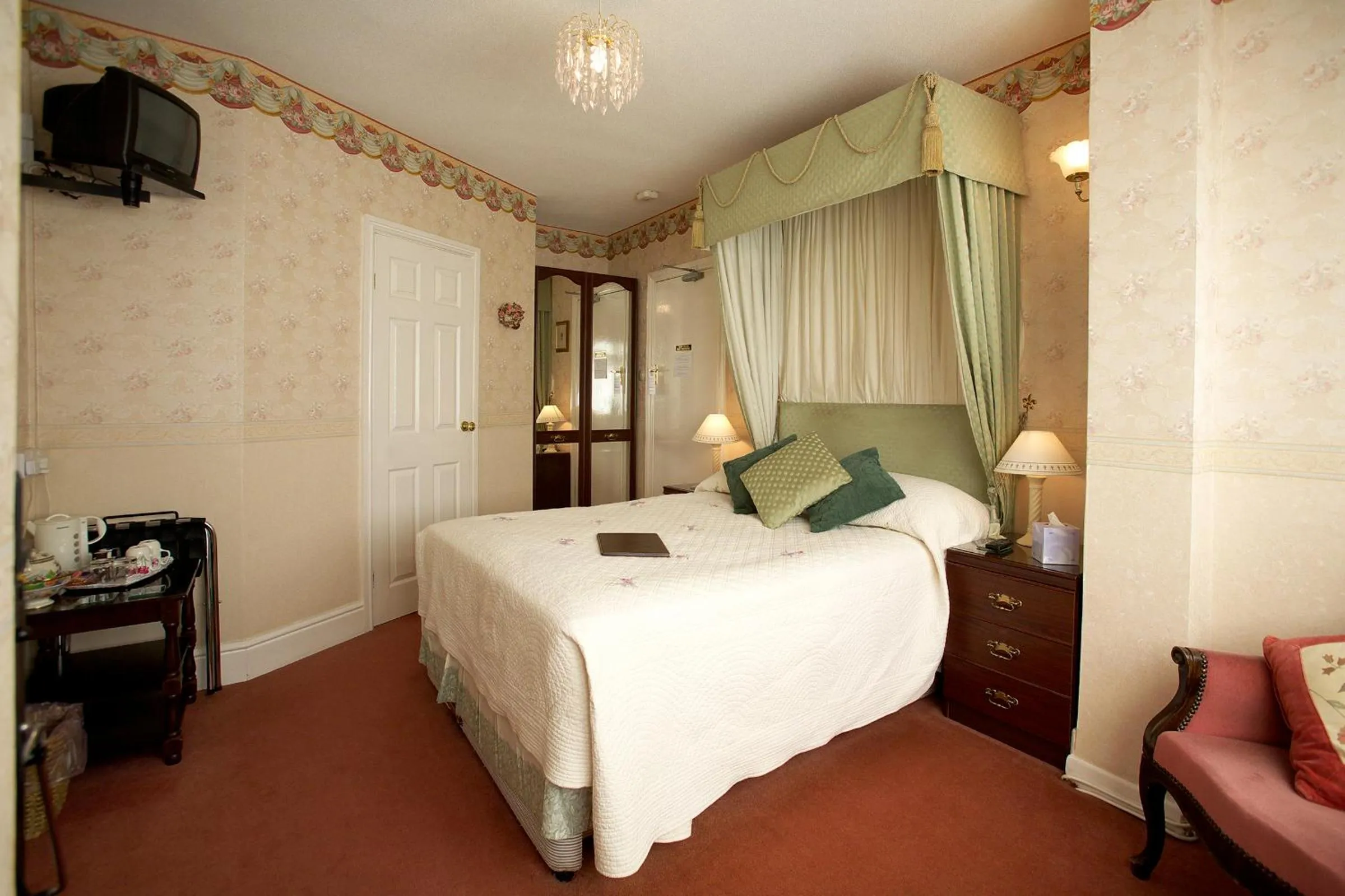 Photo of the whole room, Bed in Moonraker House