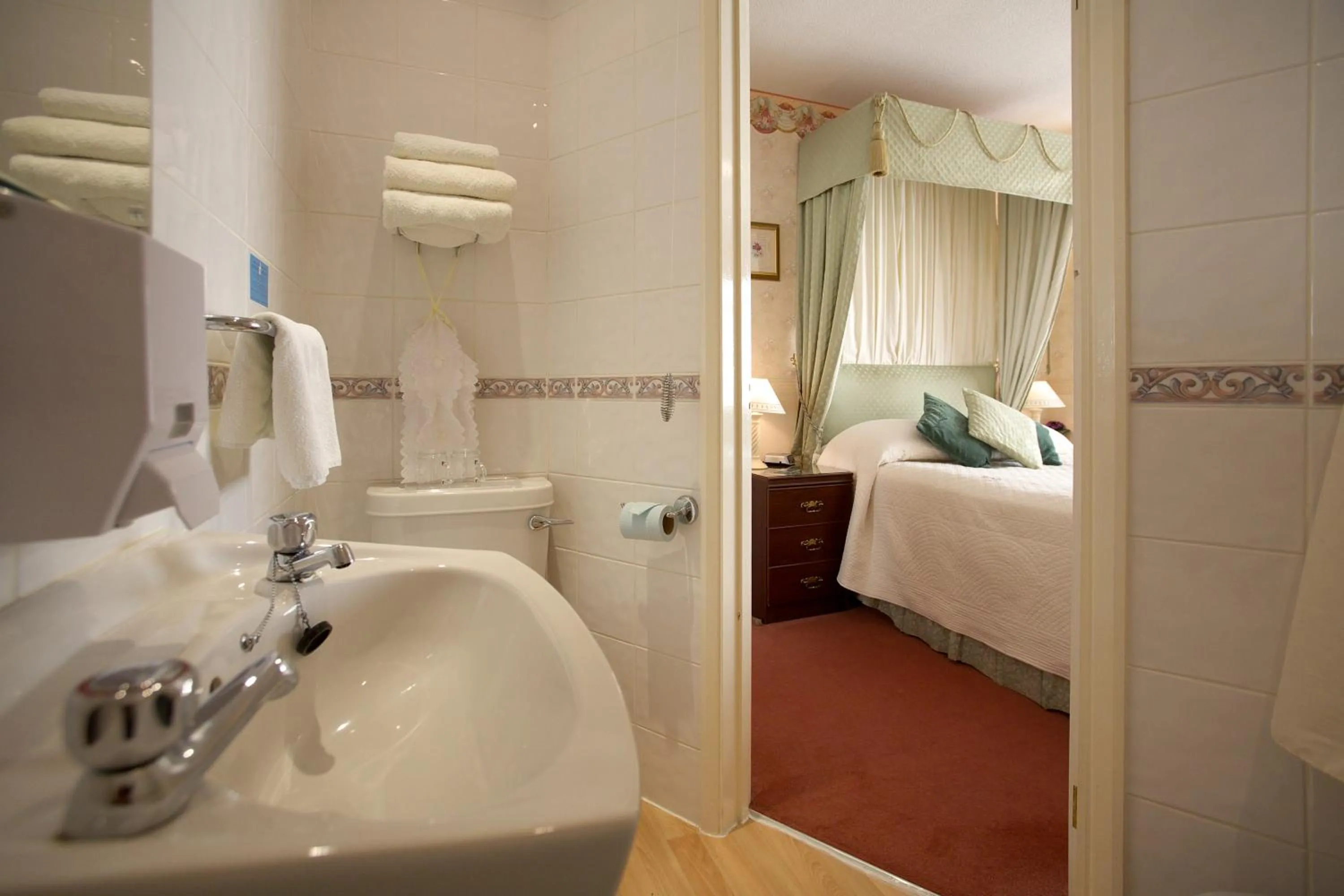 Toilet, Bed in Moonraker House