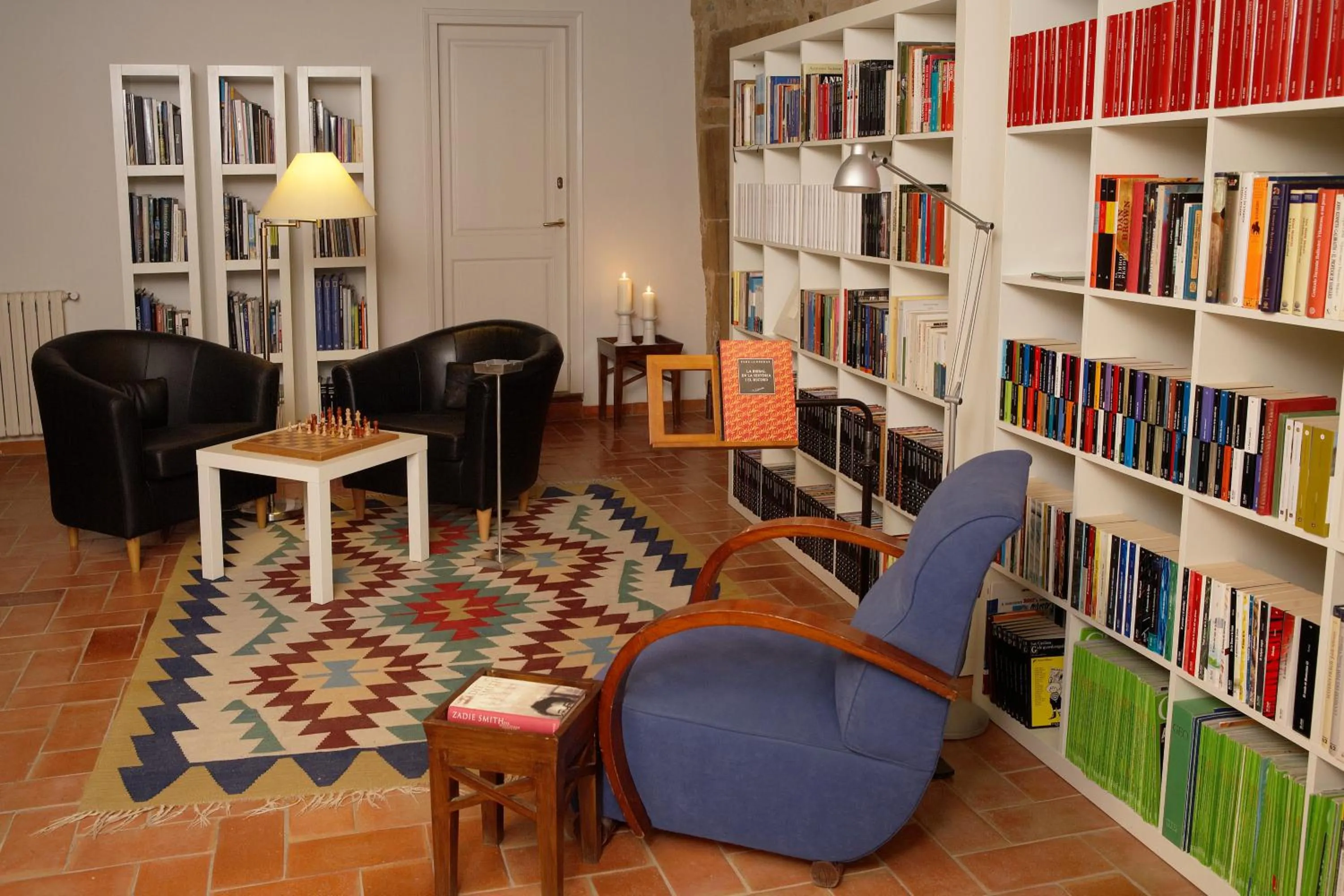 Library in Hotel la Plaça Madremanya