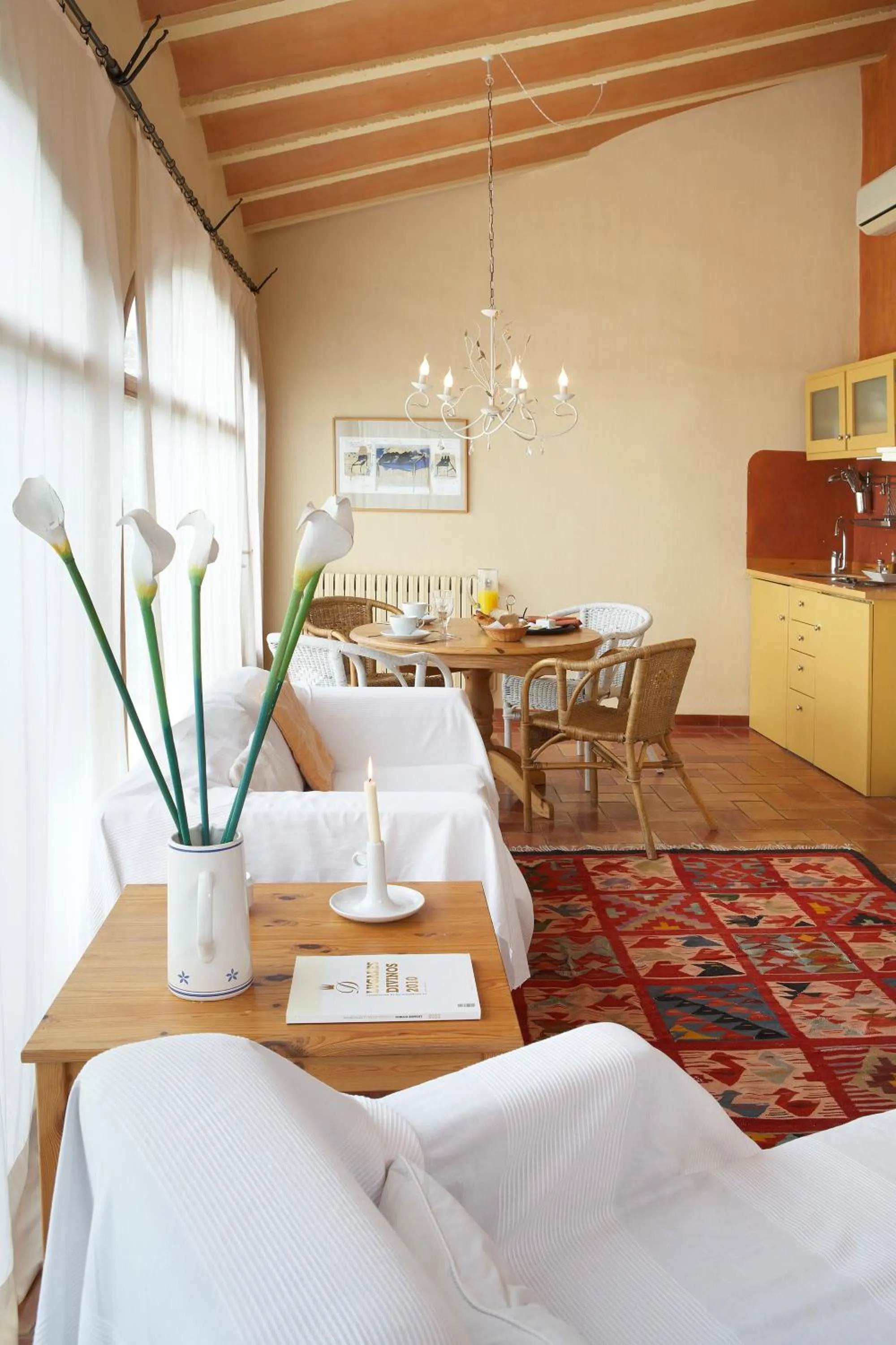 Kitchen or kitchenette, Bed in Hotel la Plaça Madremanya