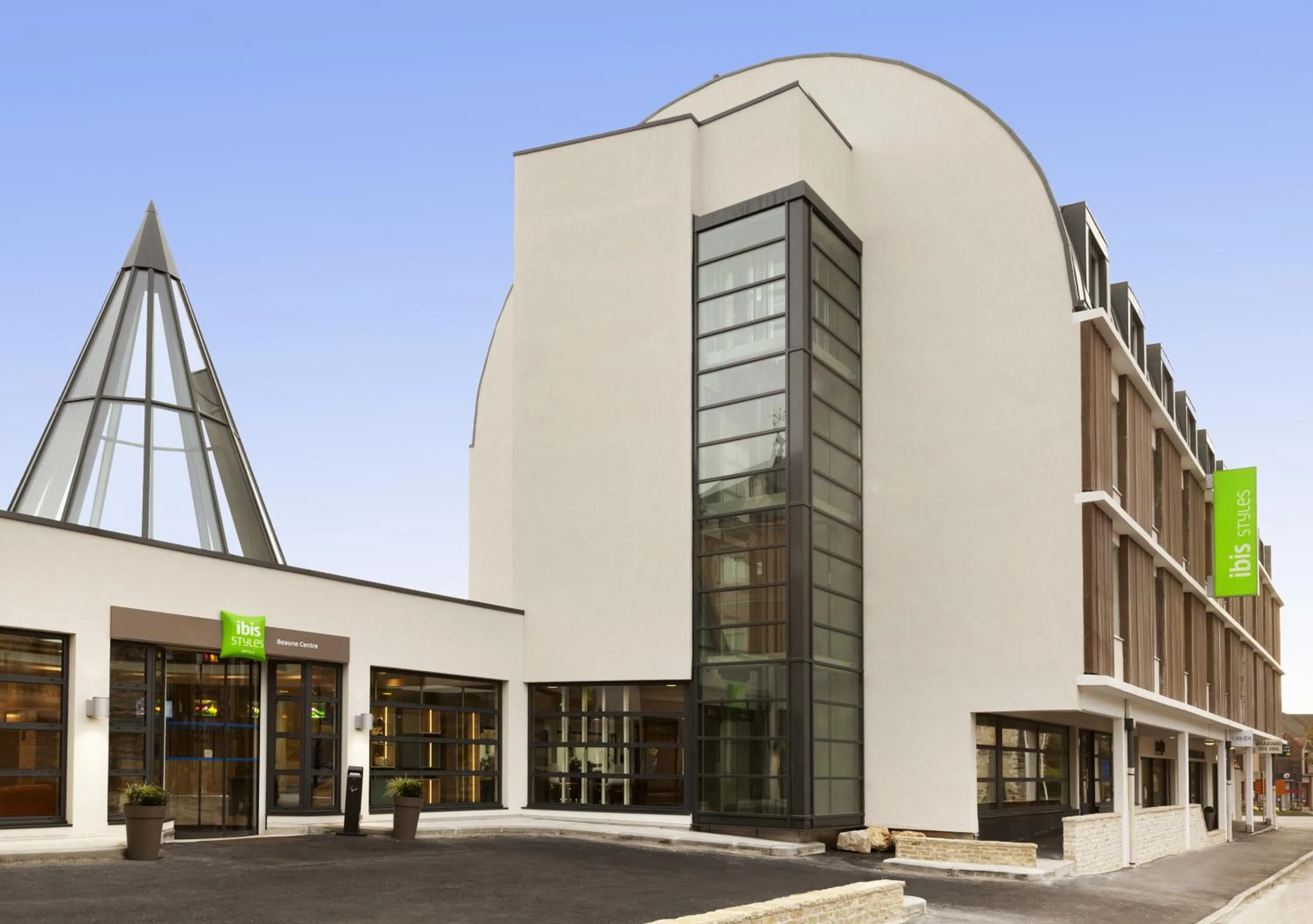 Facade/entrance in ibis Styles Beaune Centre