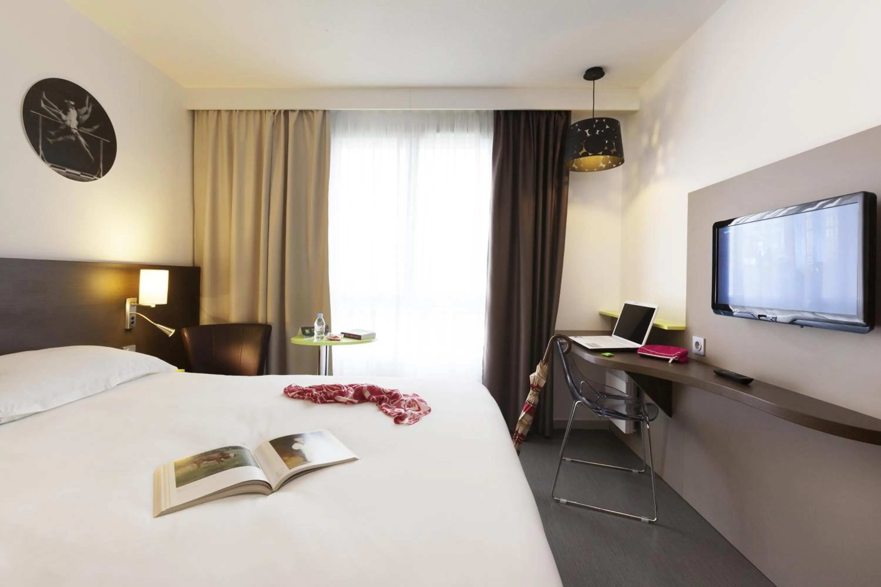 Photo of the whole room, Bed in ibis Styles Beaune Centre