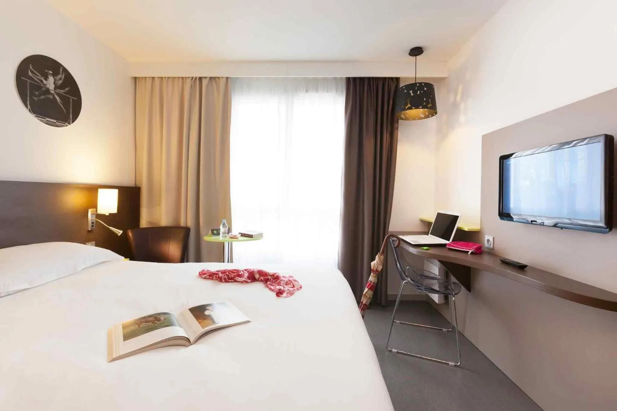 Bedroom, Bed in ibis Styles Beaune Centre