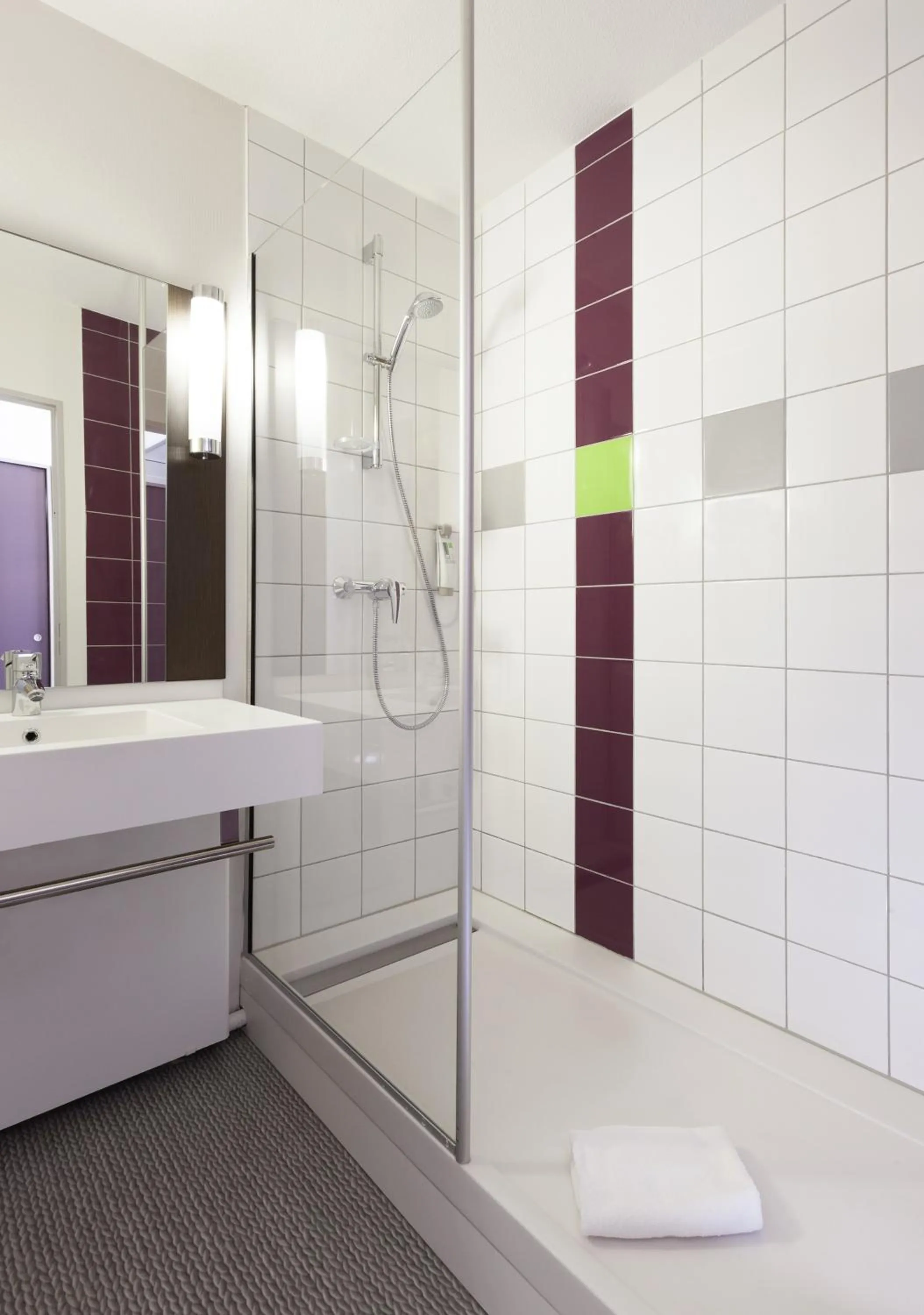 Shower in ibis Styles Beaune Centre