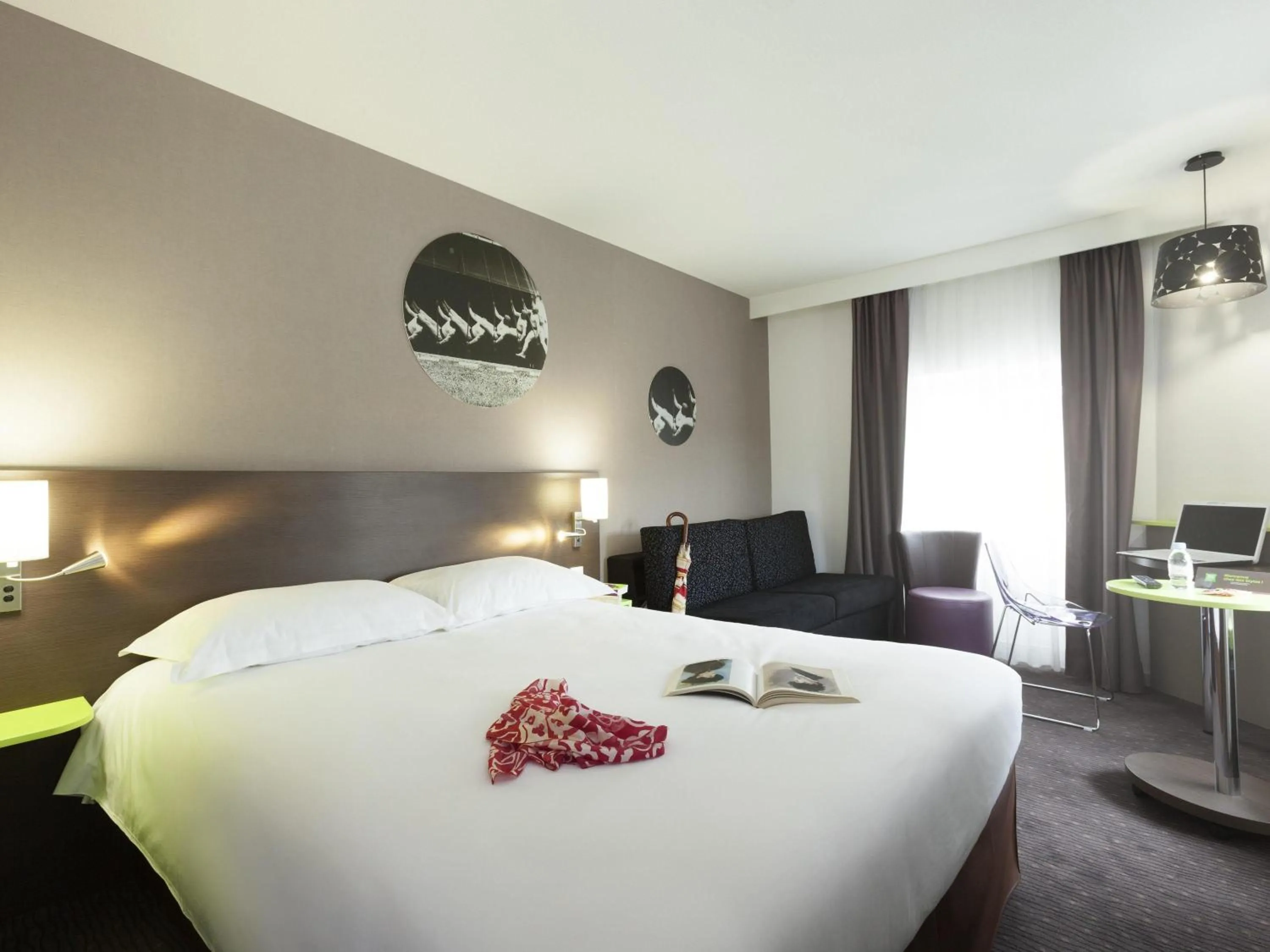 Bedroom, Bed in ibis Styles Beaune Centre