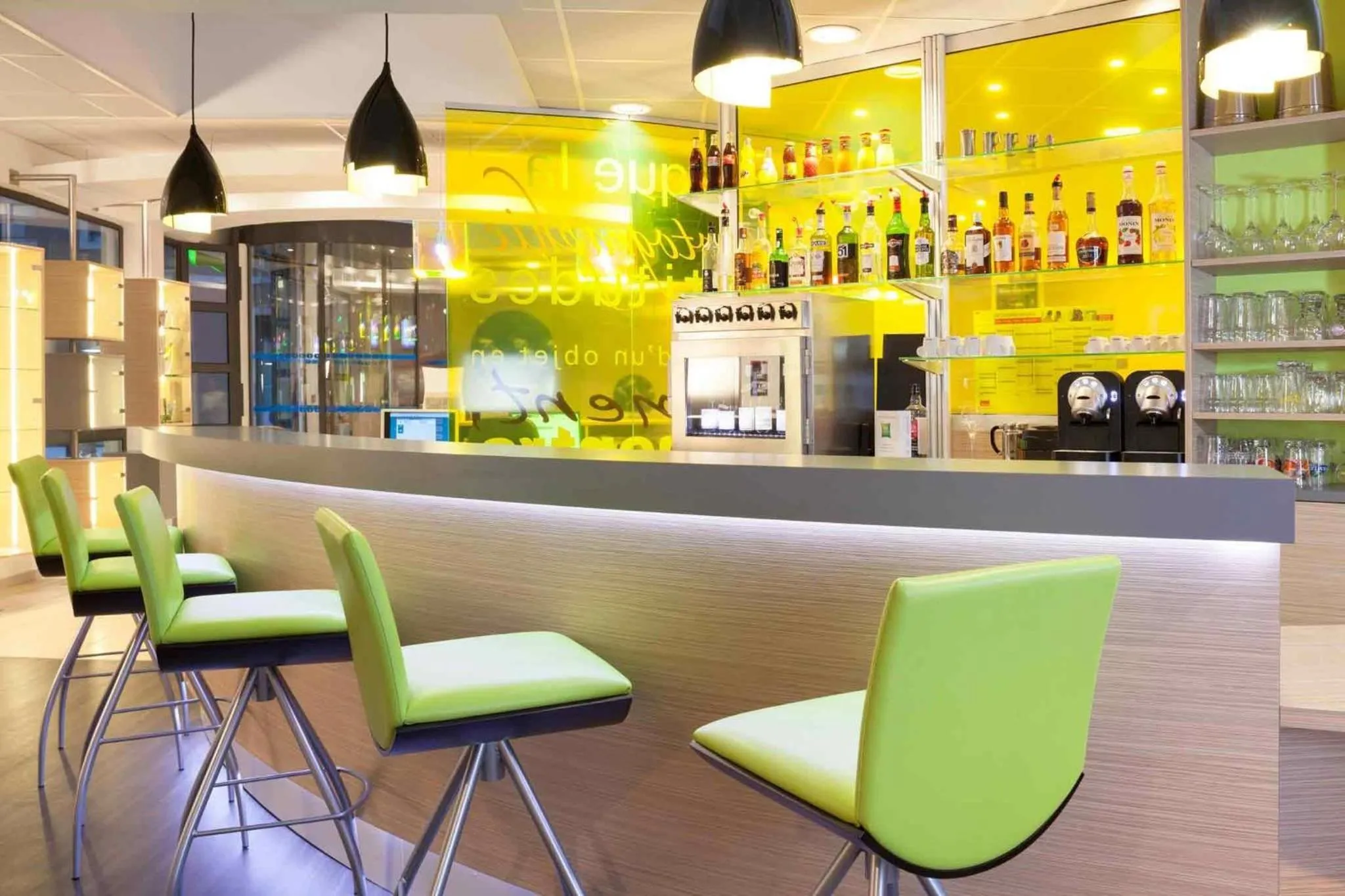 Lounge or bar in ibis Styles Beaune Centre