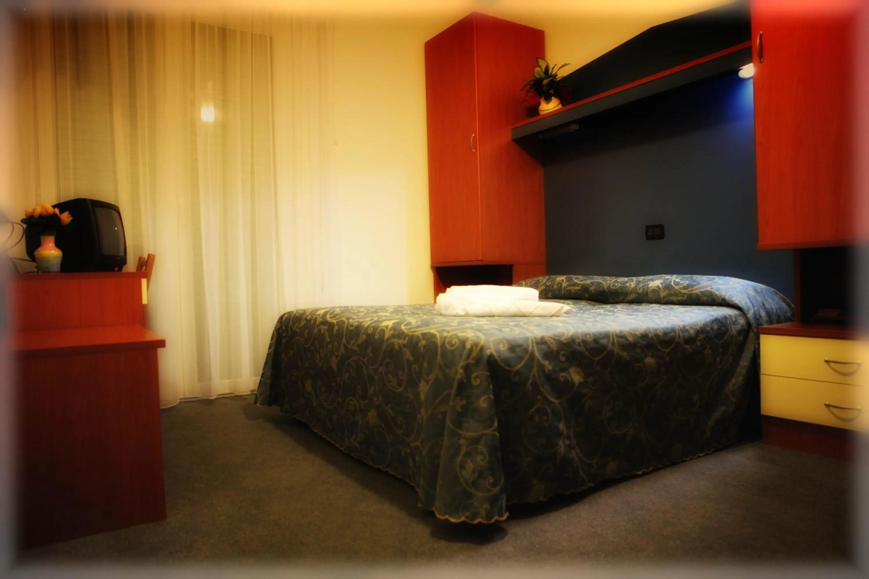 Photo of the whole room, Bed in Hotel Derby S