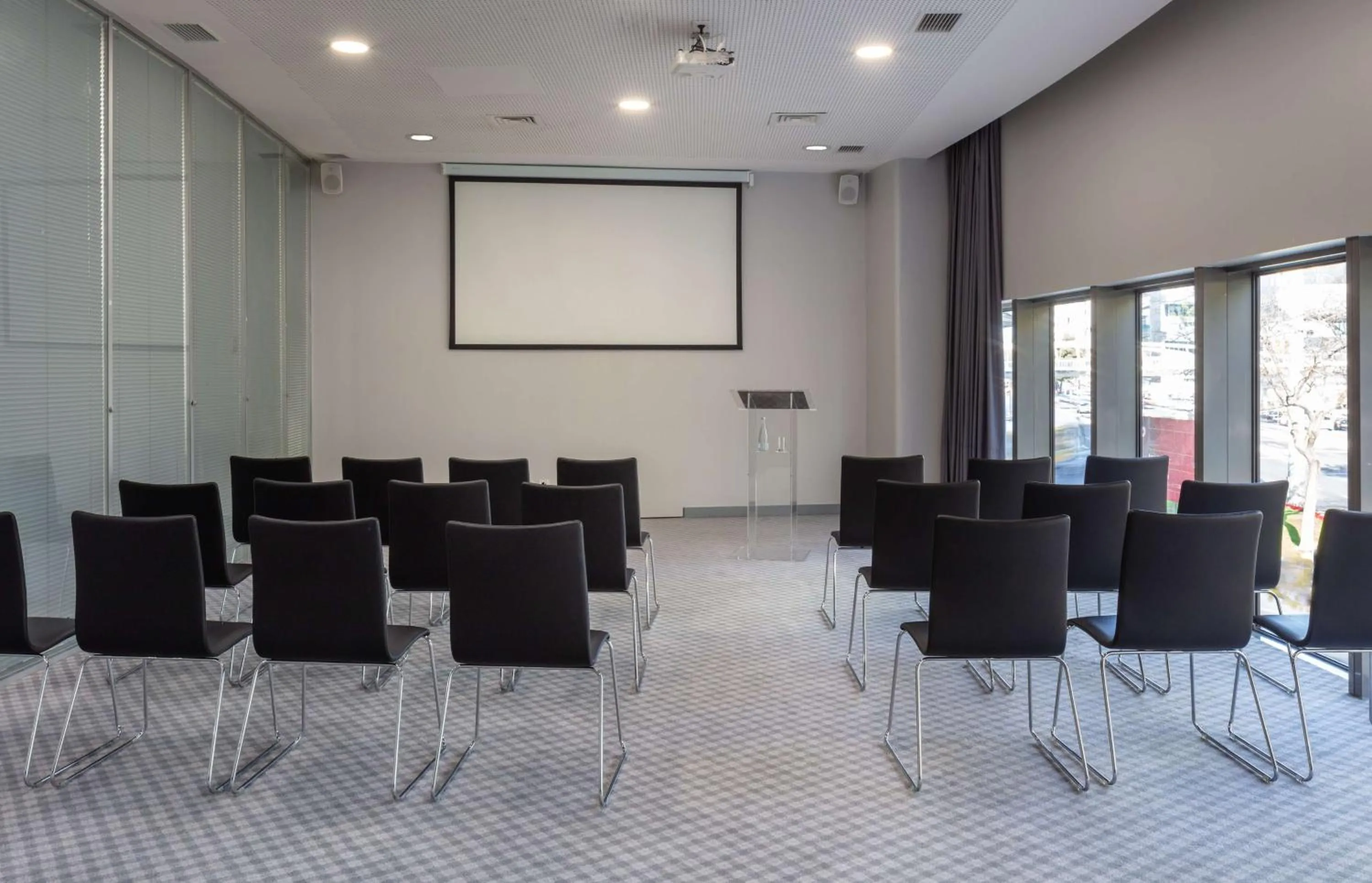 Meeting/conference room in Tivoli Oriente Lisboa Hotel