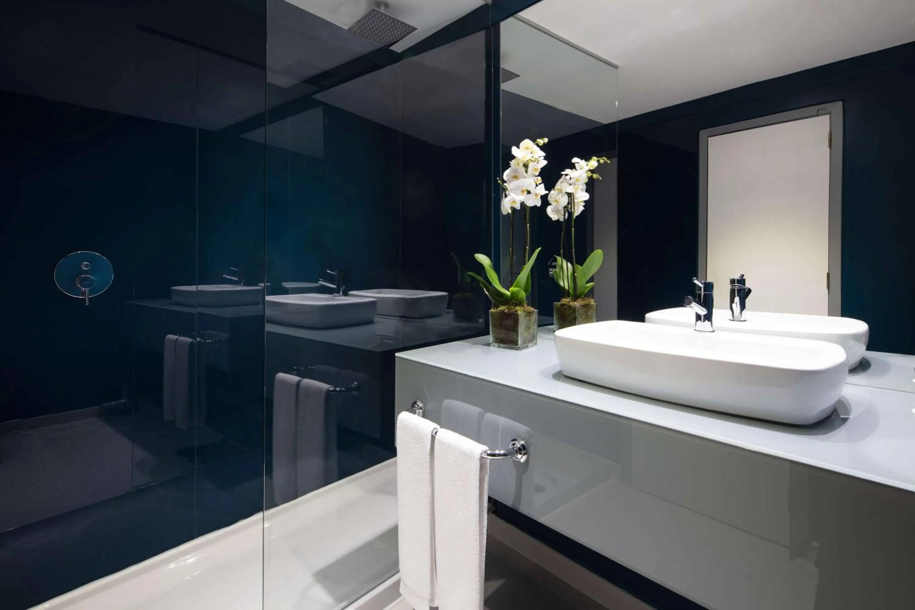 Bathroom in Tivoli Oriente Lisboa Hotel