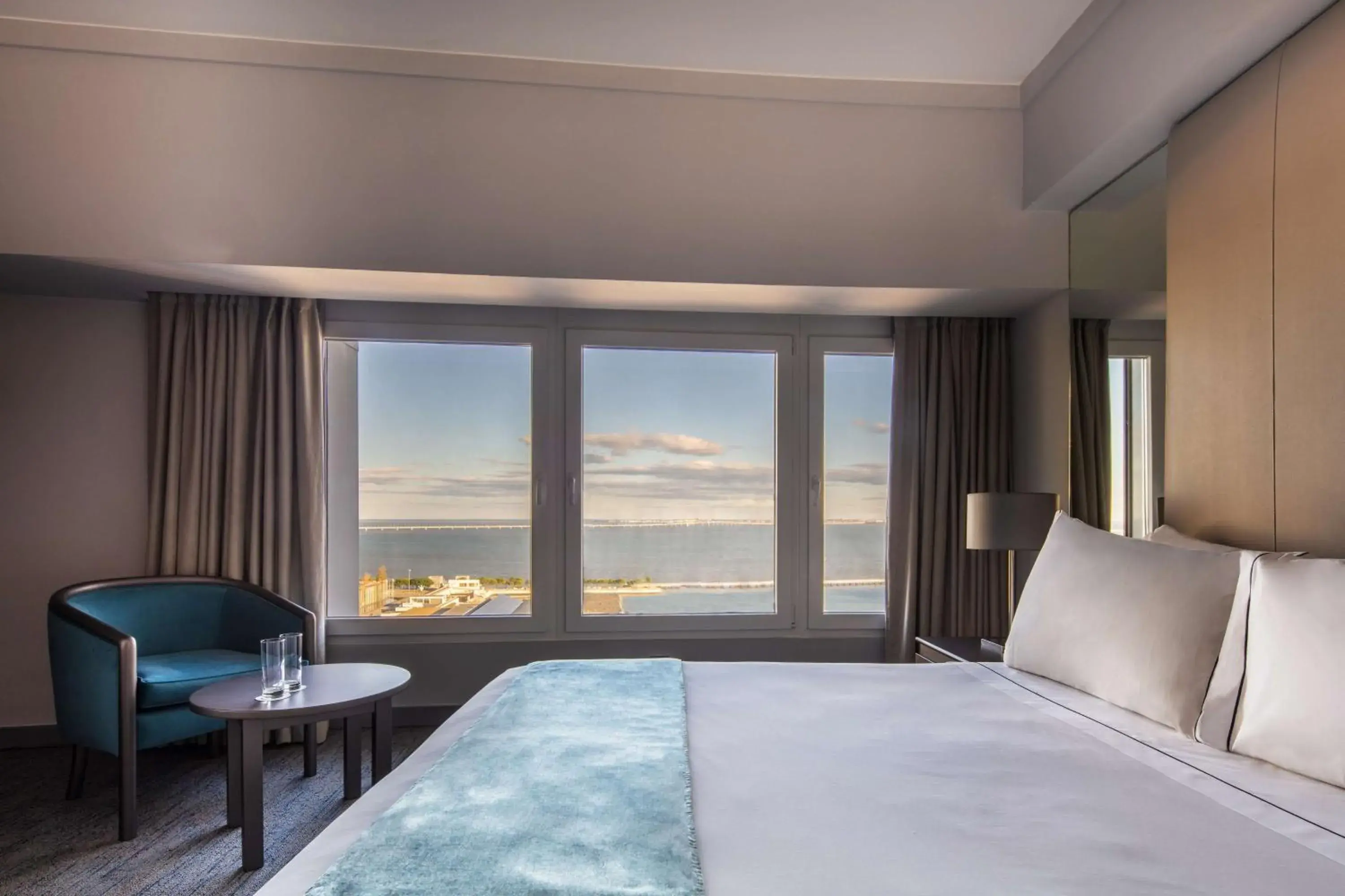 Superior Double or Twin Room with River View in Tivoli Oriente Lisboa Hotel Superior Double or Twin Room with River View in Tivoli Oriente Lisboa Hotel